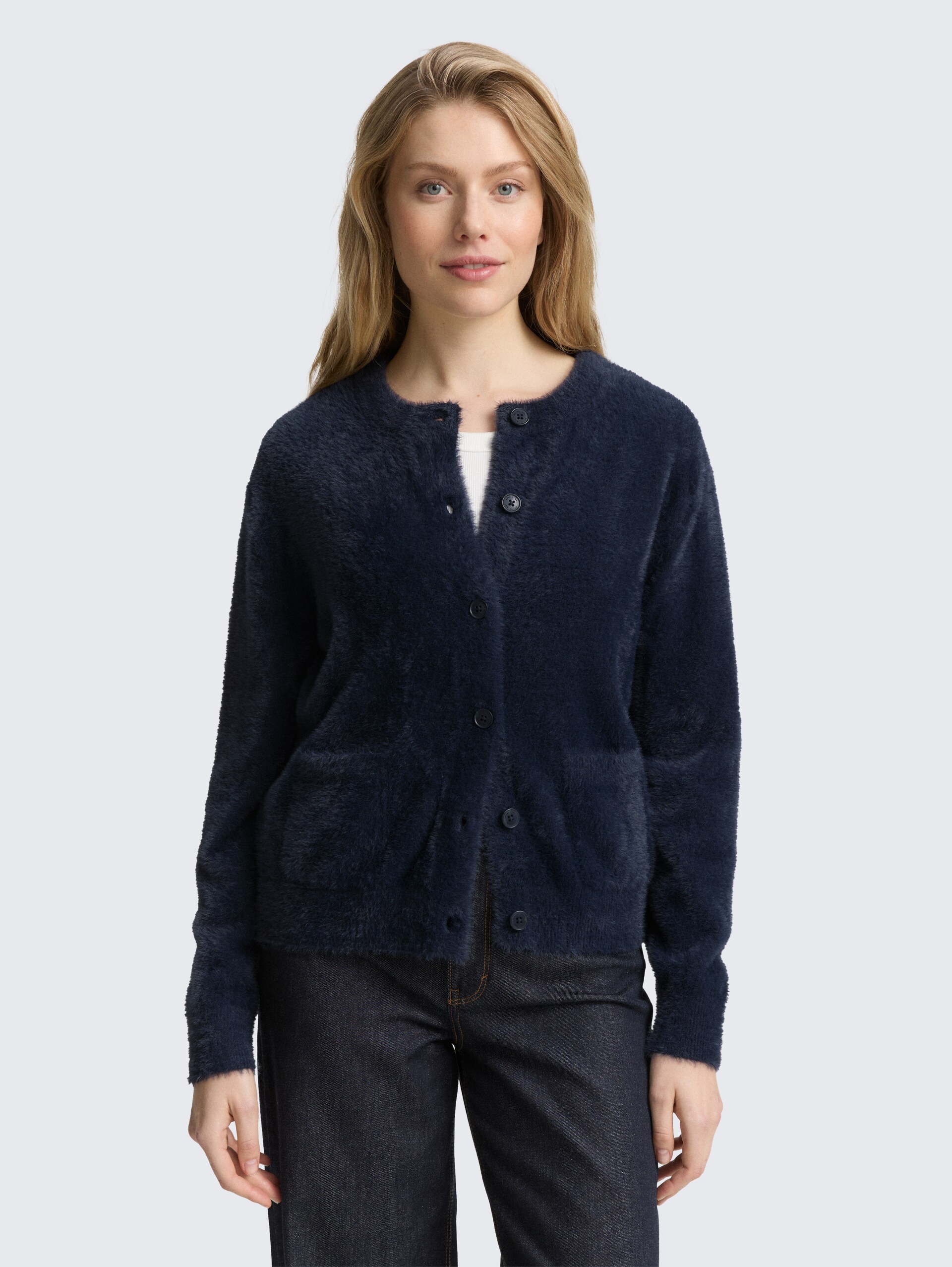 Federgarn-Cardigan mit Knopfleiste - Lunar Eclipse - Ausschnitt Model-Vorderansicht