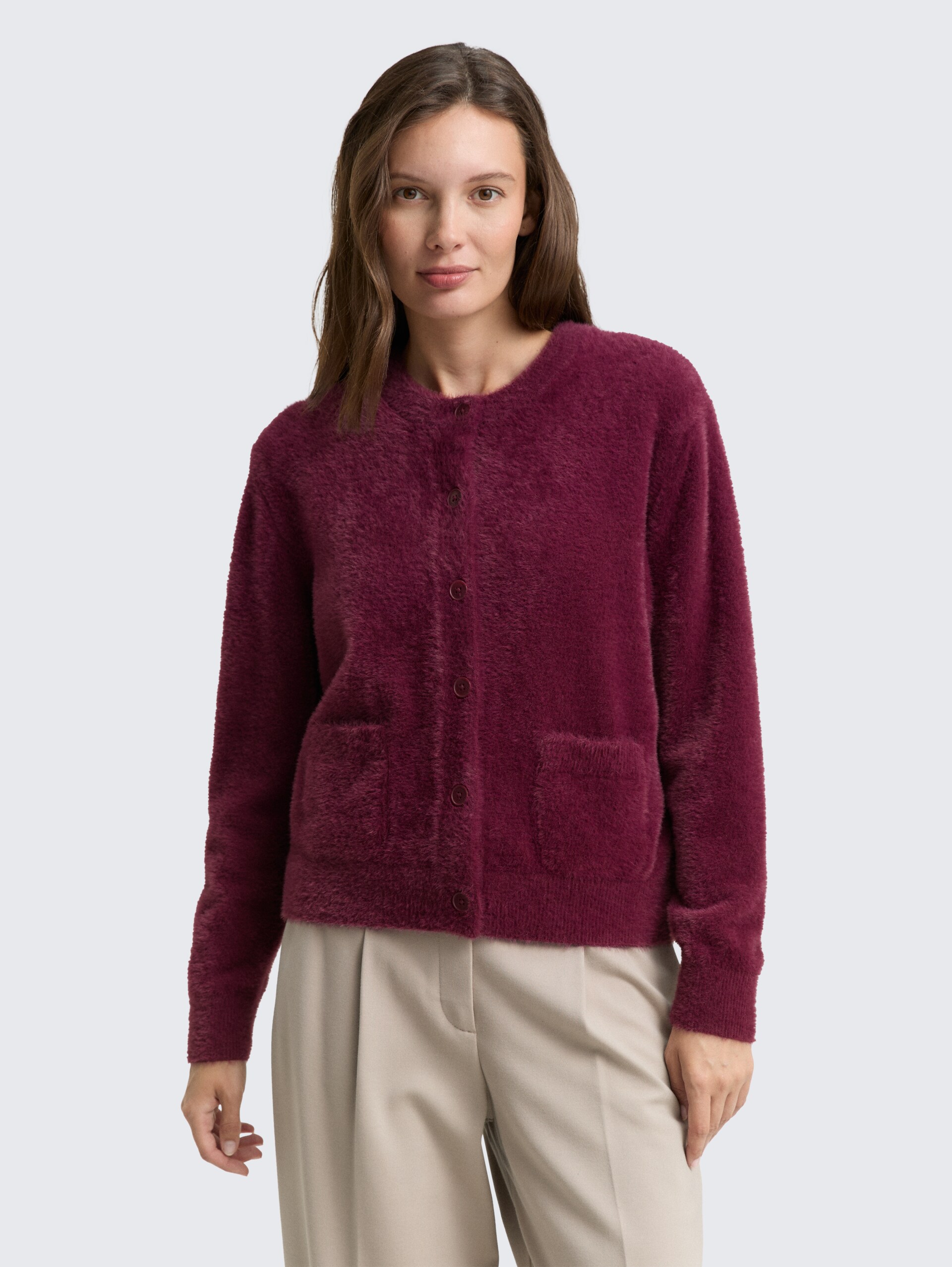 Federgarn-Cardigan mit Knopfleiste - bordeaux red - Ausschnitt Model-Vorderansicht