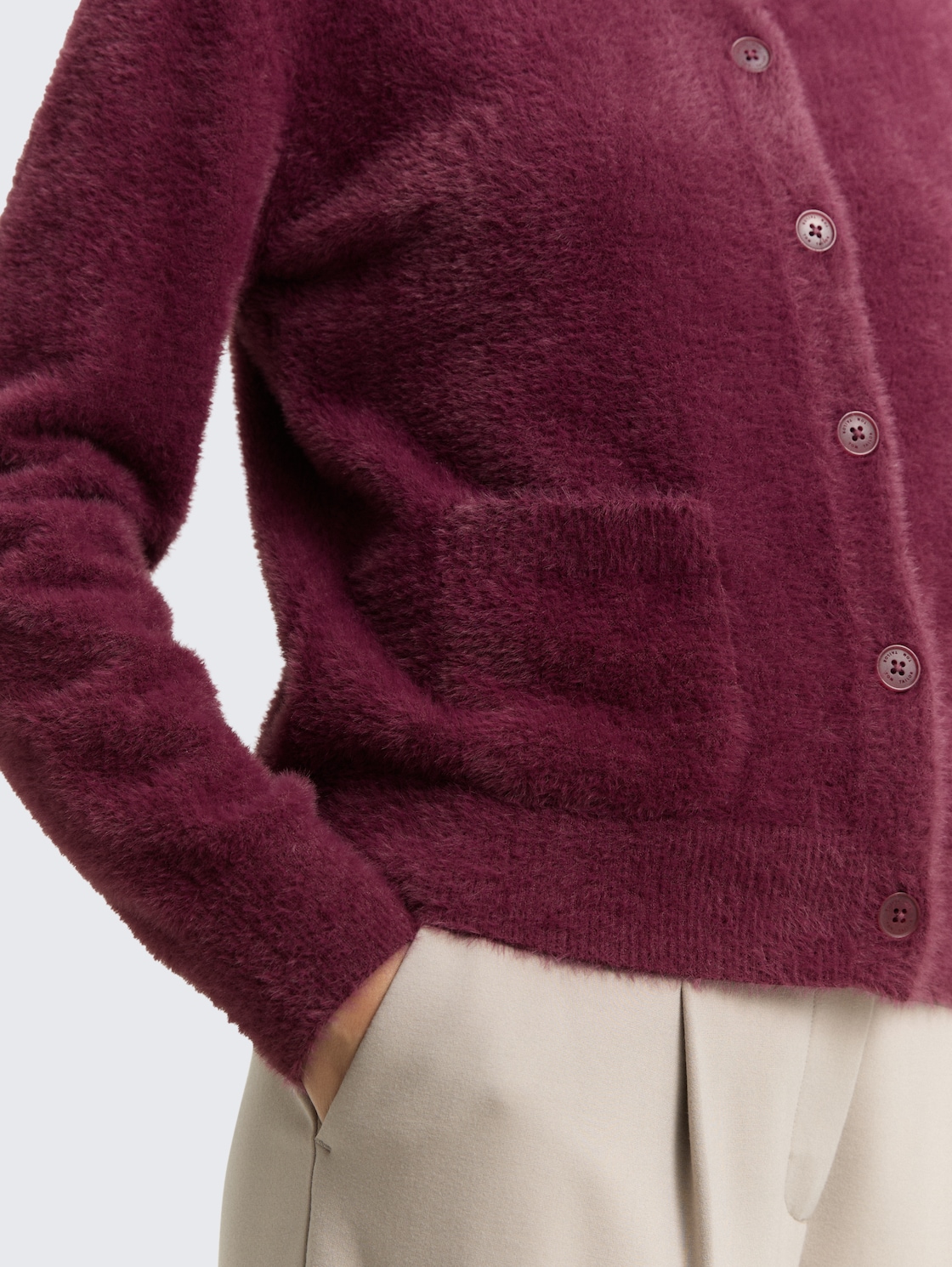 Federgarn-Cardigan mit Knopfleiste - bordeaux red - Detail-Model-Ansicht