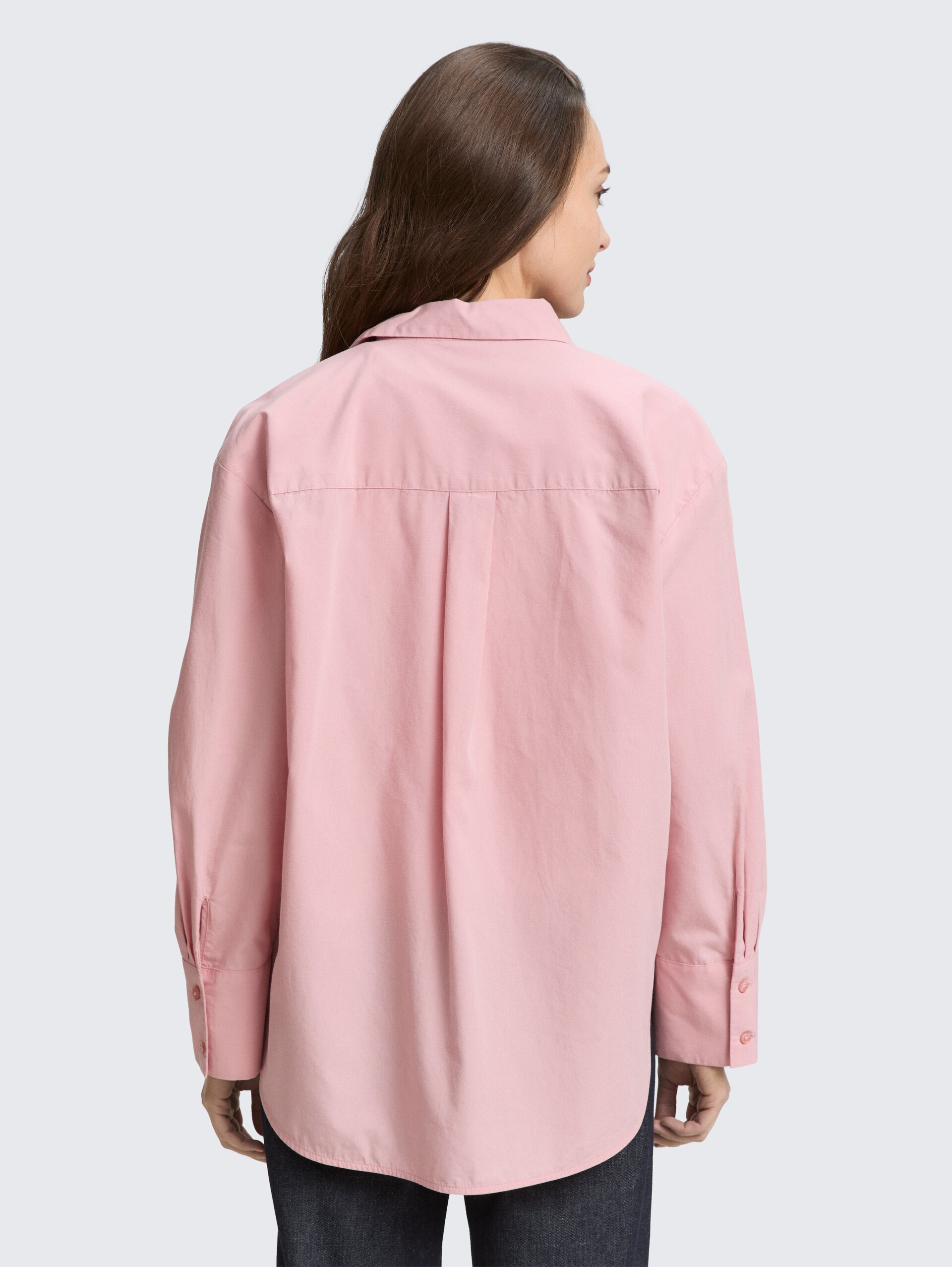 Loose Fit Popeline Hemdbluse - Morning Pink - Auschnitt Model-Rückansicht
