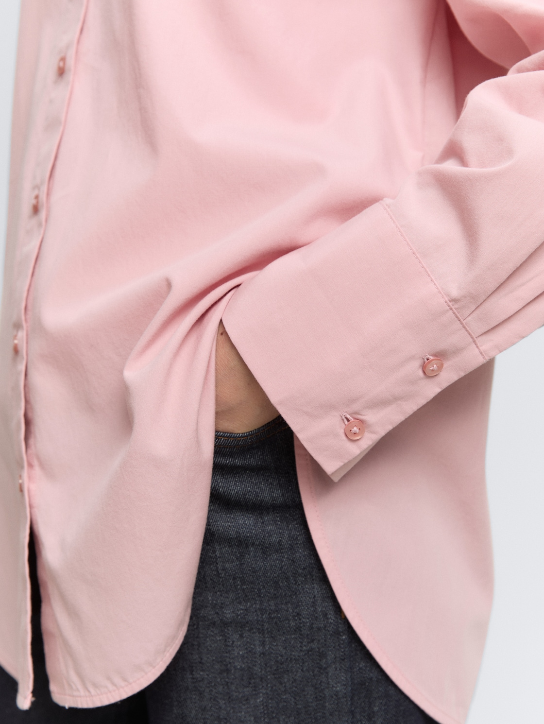 Loose Fit Popeline Hemdbluse - Morning Pink - Detail-Model-Ansicht