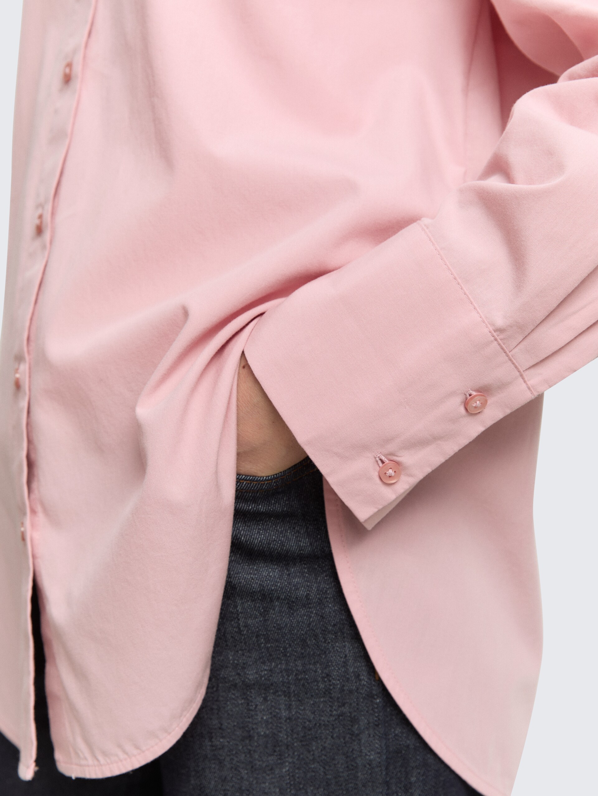 Loose Fit Popeline Hemdbluse - Morning Pink - Detail-Model-Ansicht