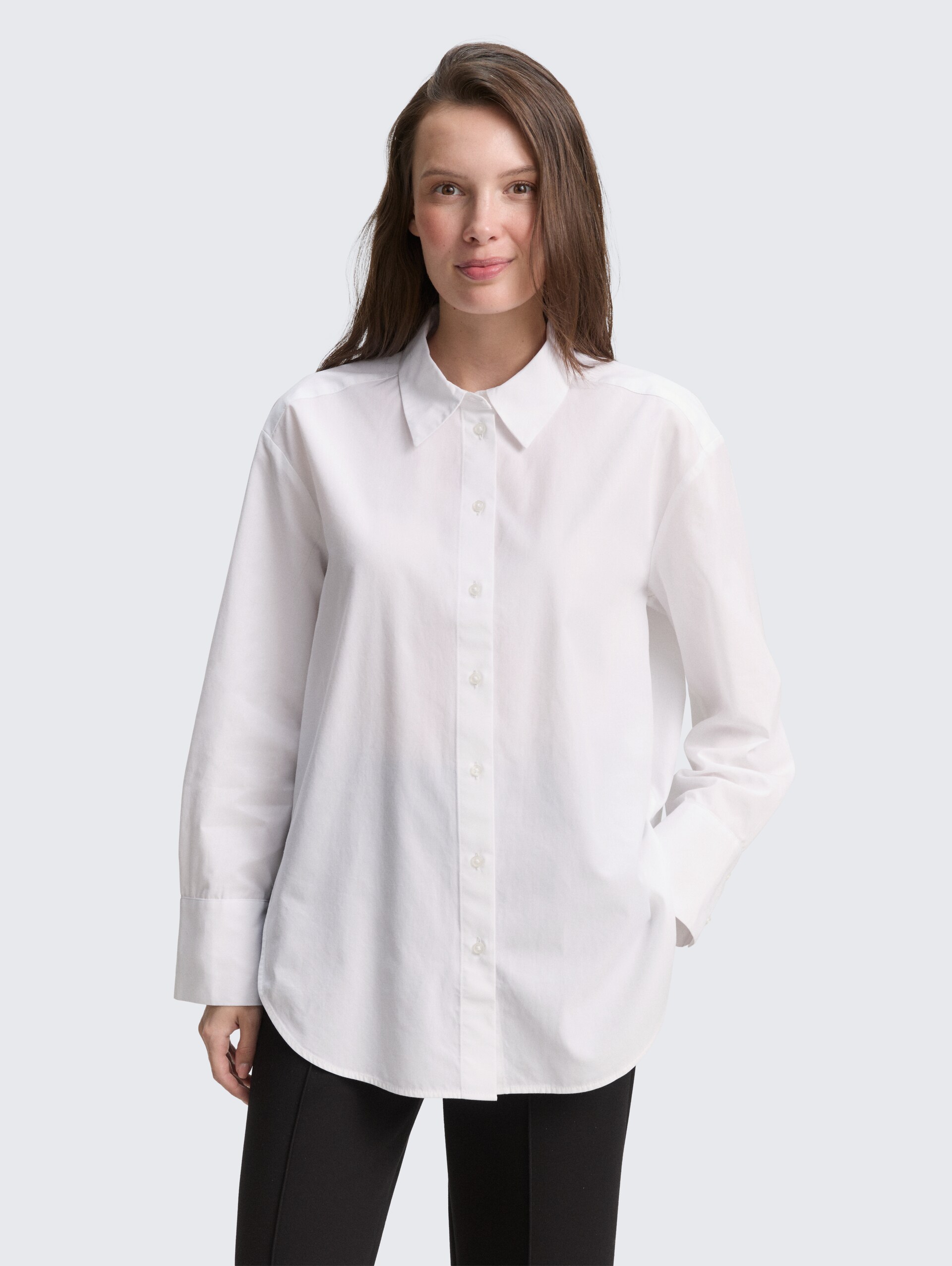 Loose Fit Popeline Hemdbluse - White - Ausschnitt Model-Vorderansicht
