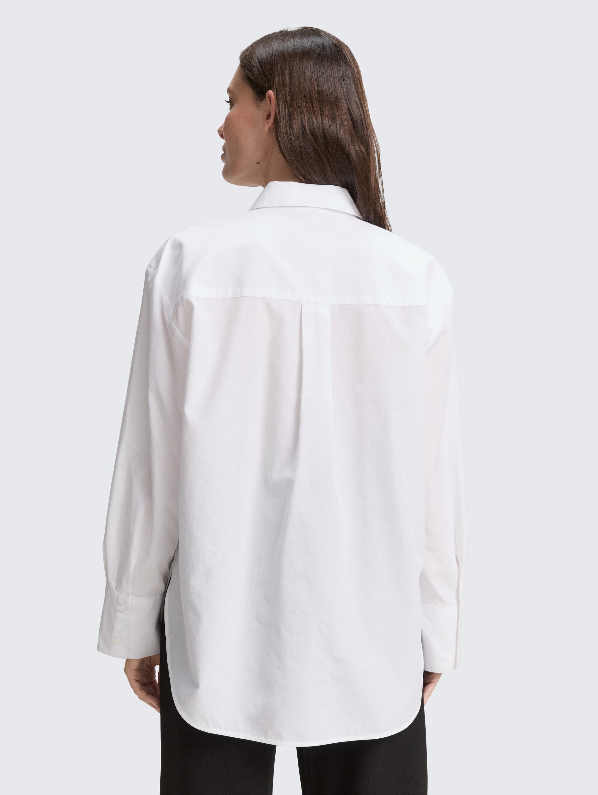 Loose Fit Popeline Hemdbluse - White - Auschnitt Model-Rückansicht