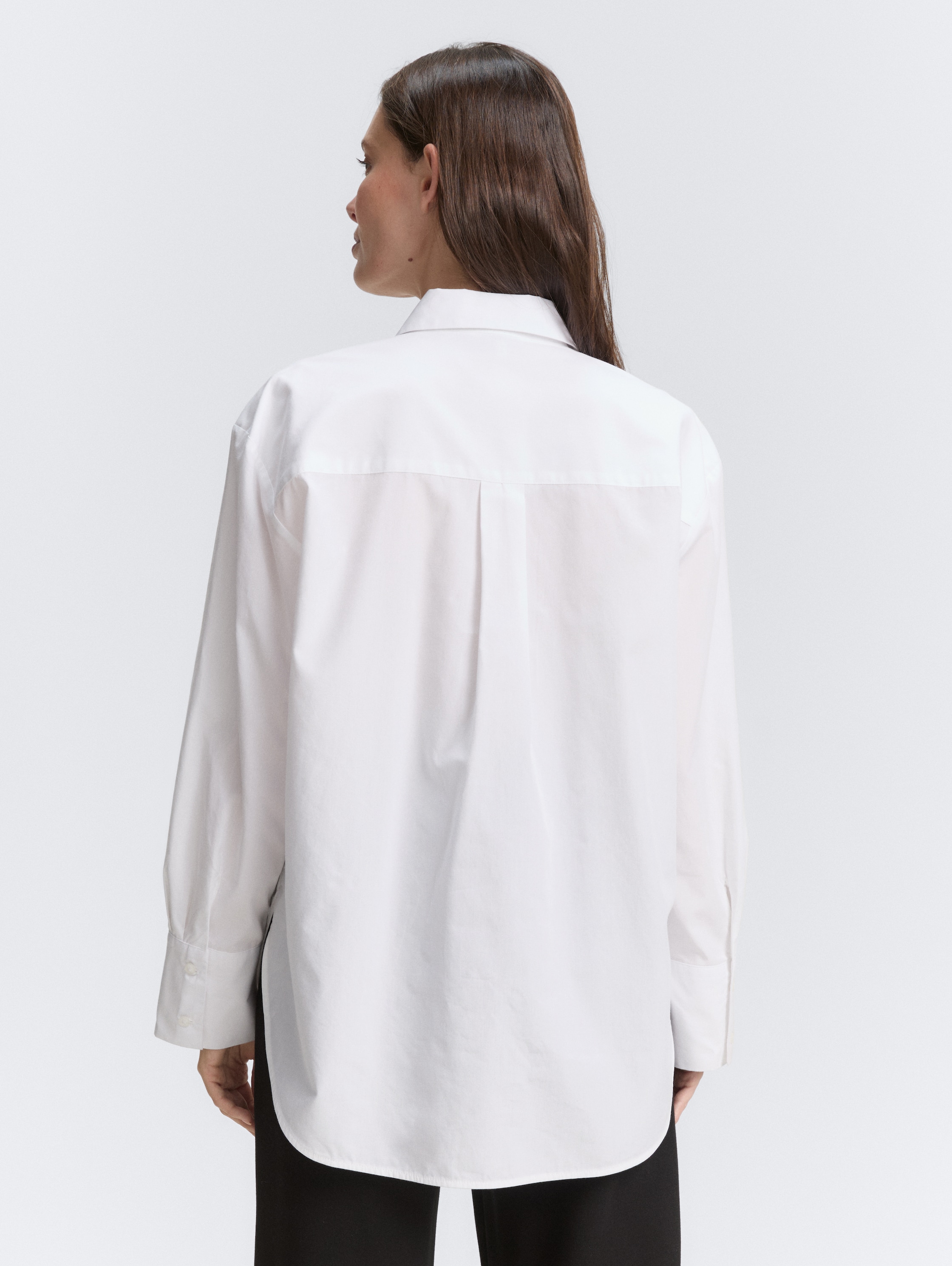 Loose fit poplin shirt blouse - White - Neckline model-back view
