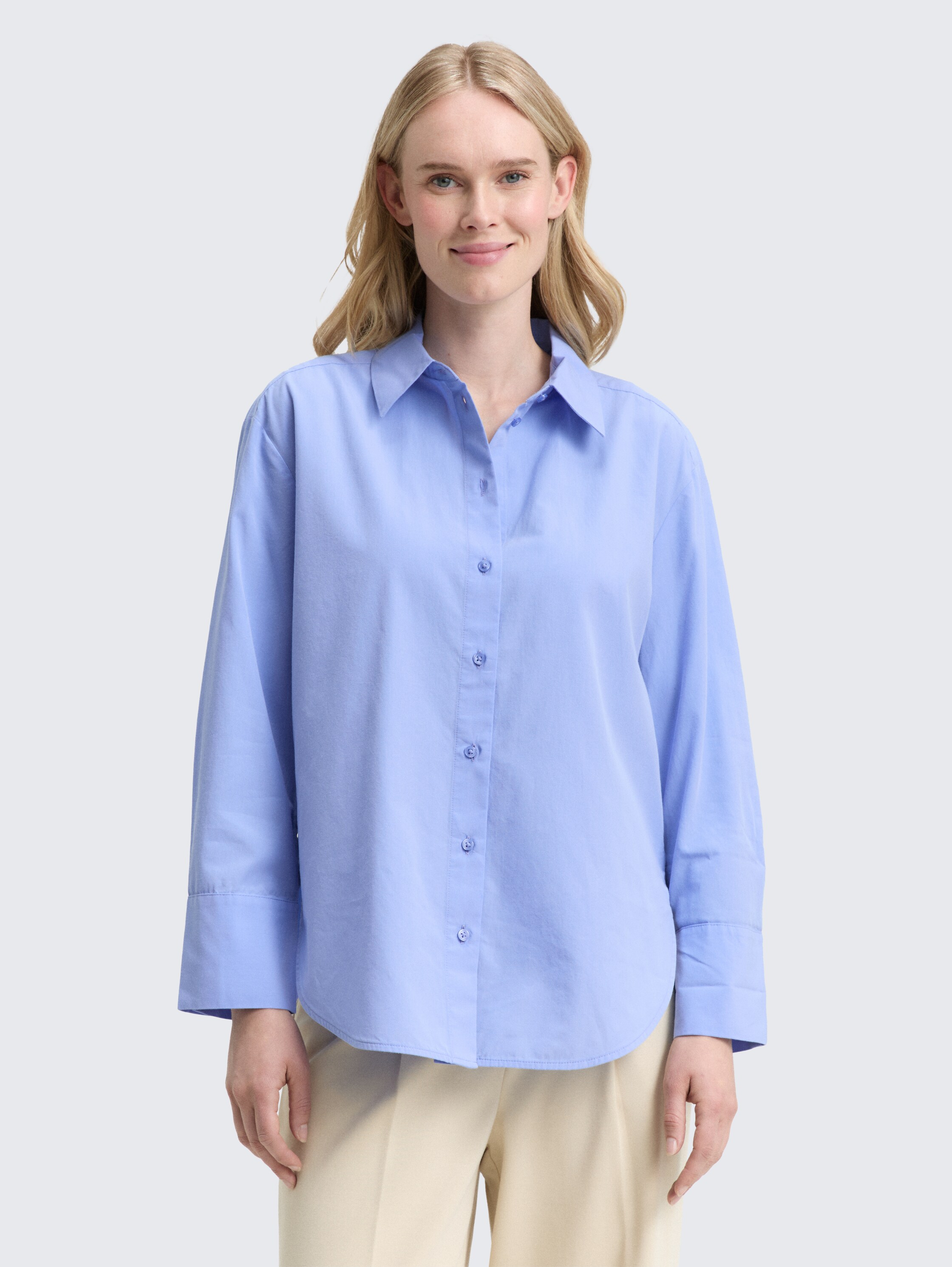 Losvallende popeline overhemdblouse - dreamy blue - Nek model vooraanzicht