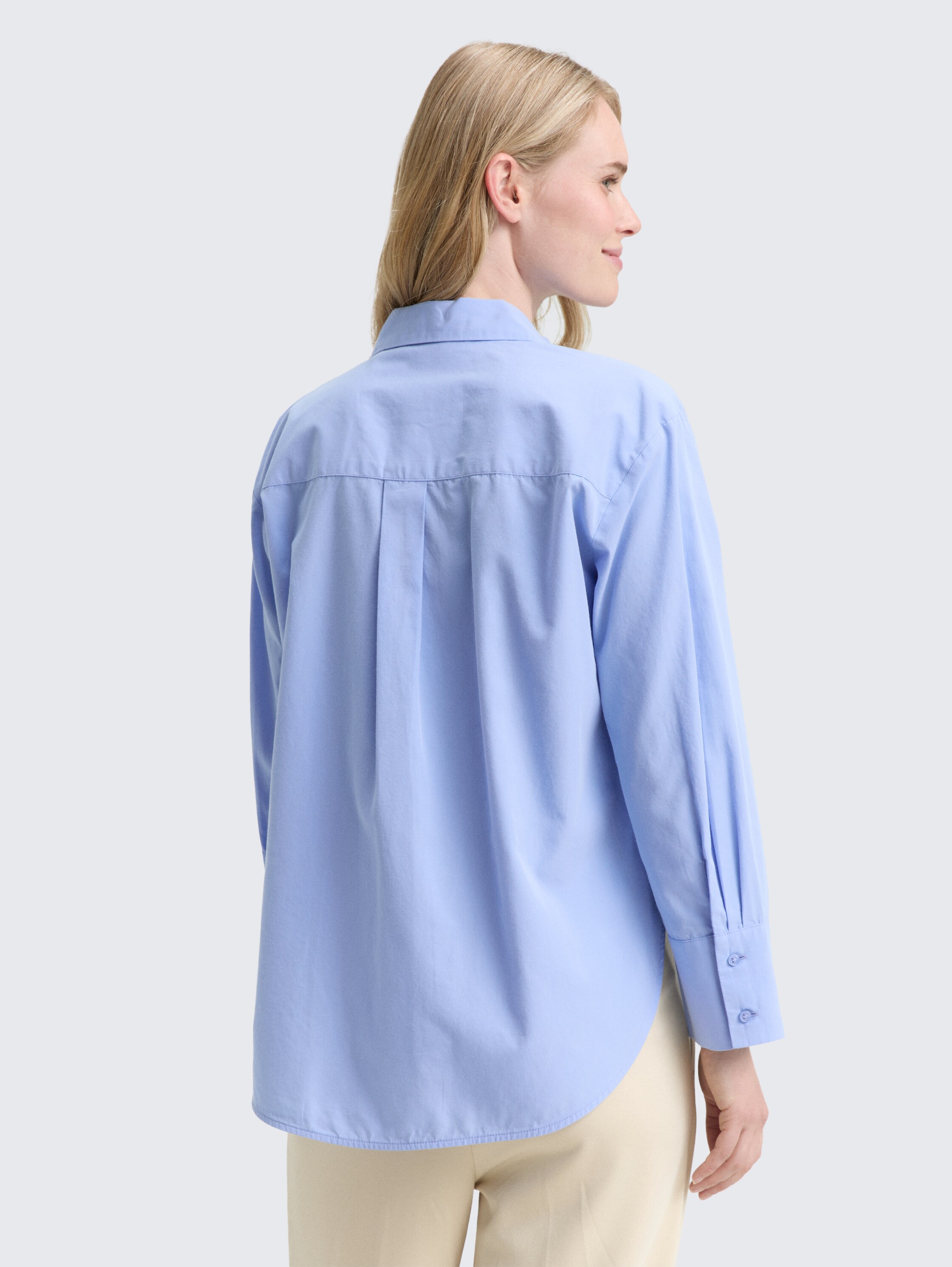 Losvallende popeline overhemdblouse - dreamy blue - Neklijn model-achteraanzicht