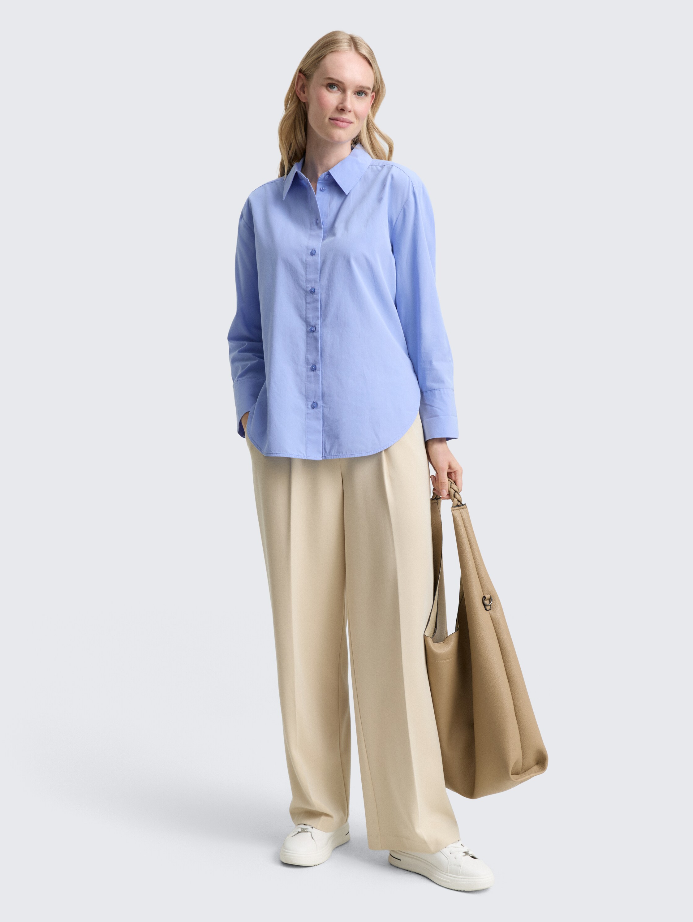 Losvallende popeline overhemdblouse - dreamy blue - Model vooraanzicht