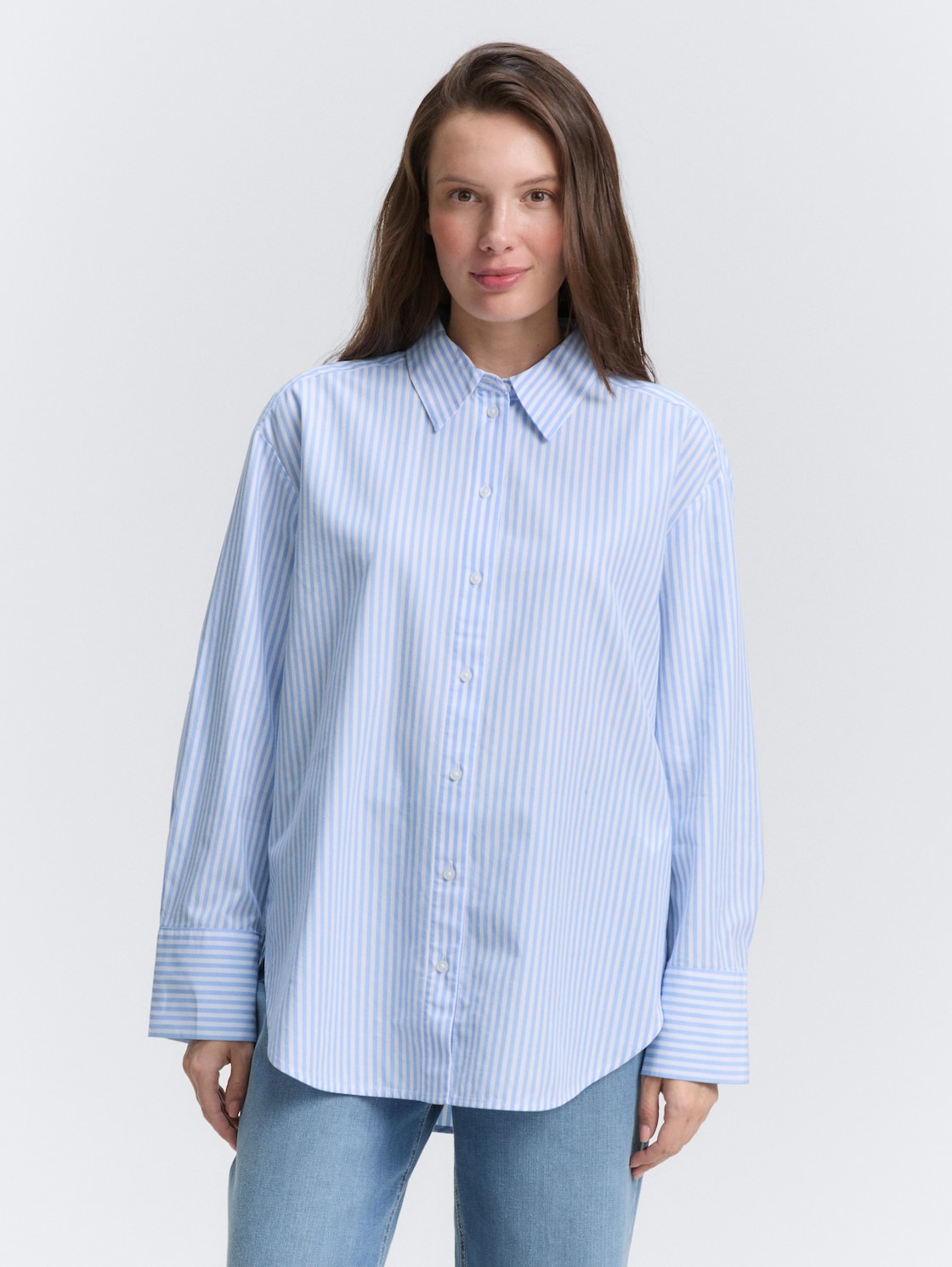 Loose Fit Popeline Hemdbluse - dreamy blue white small stripe - Ausschnitt Model-Vorderansicht