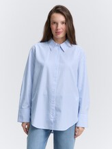 Loose Fit Popeline Hemdbluse - dreamy blue white small stripe - Ausschnitt Model-Vorderansicht