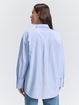 Loose Fit Popeline Hemdbluse - dreamy blue white small stripe - Auschnitt Model-Rückansicht