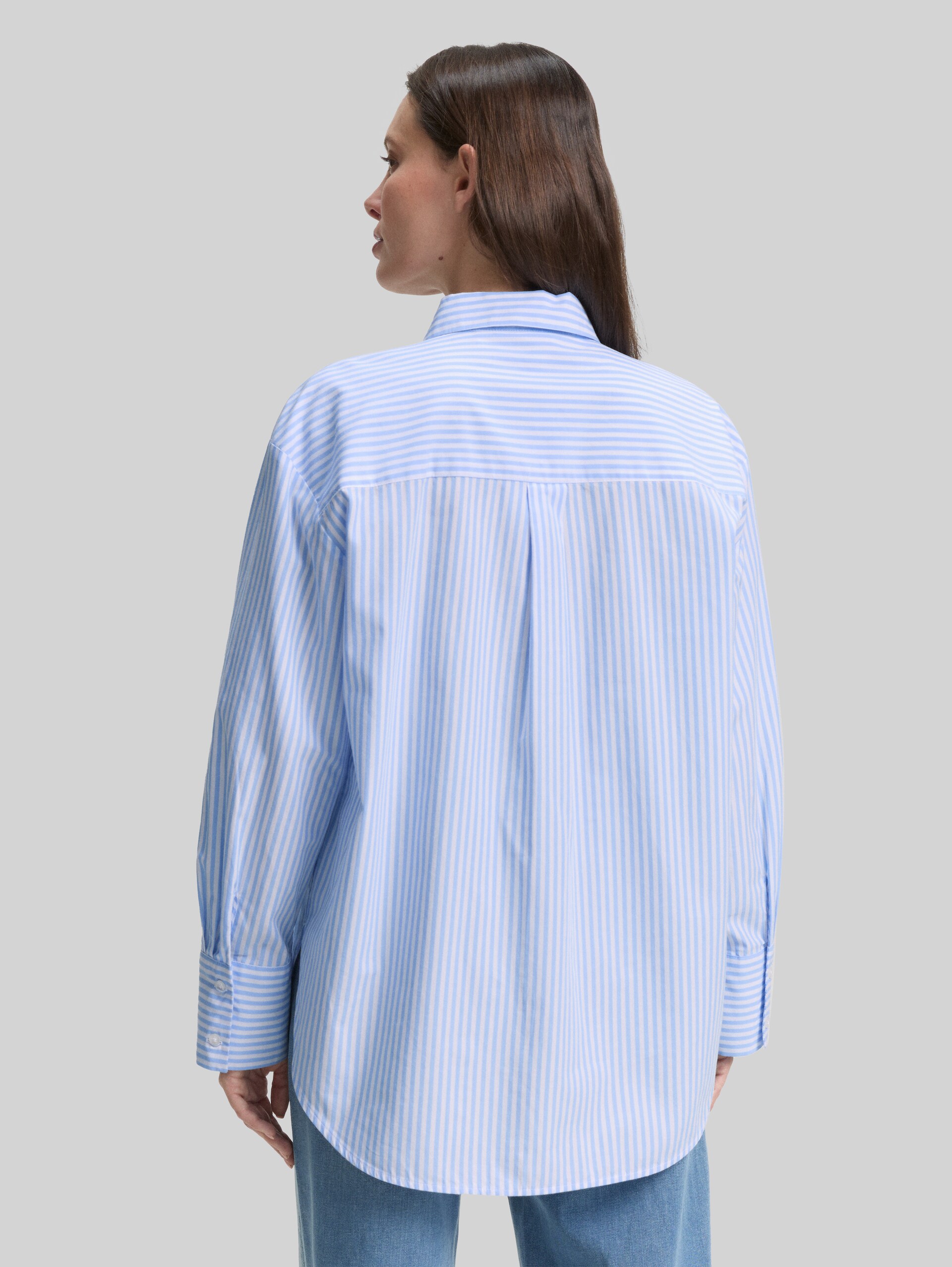 Loose fit poplin shirt blouse - dreamy blue white small stripe - Neckline model-back view