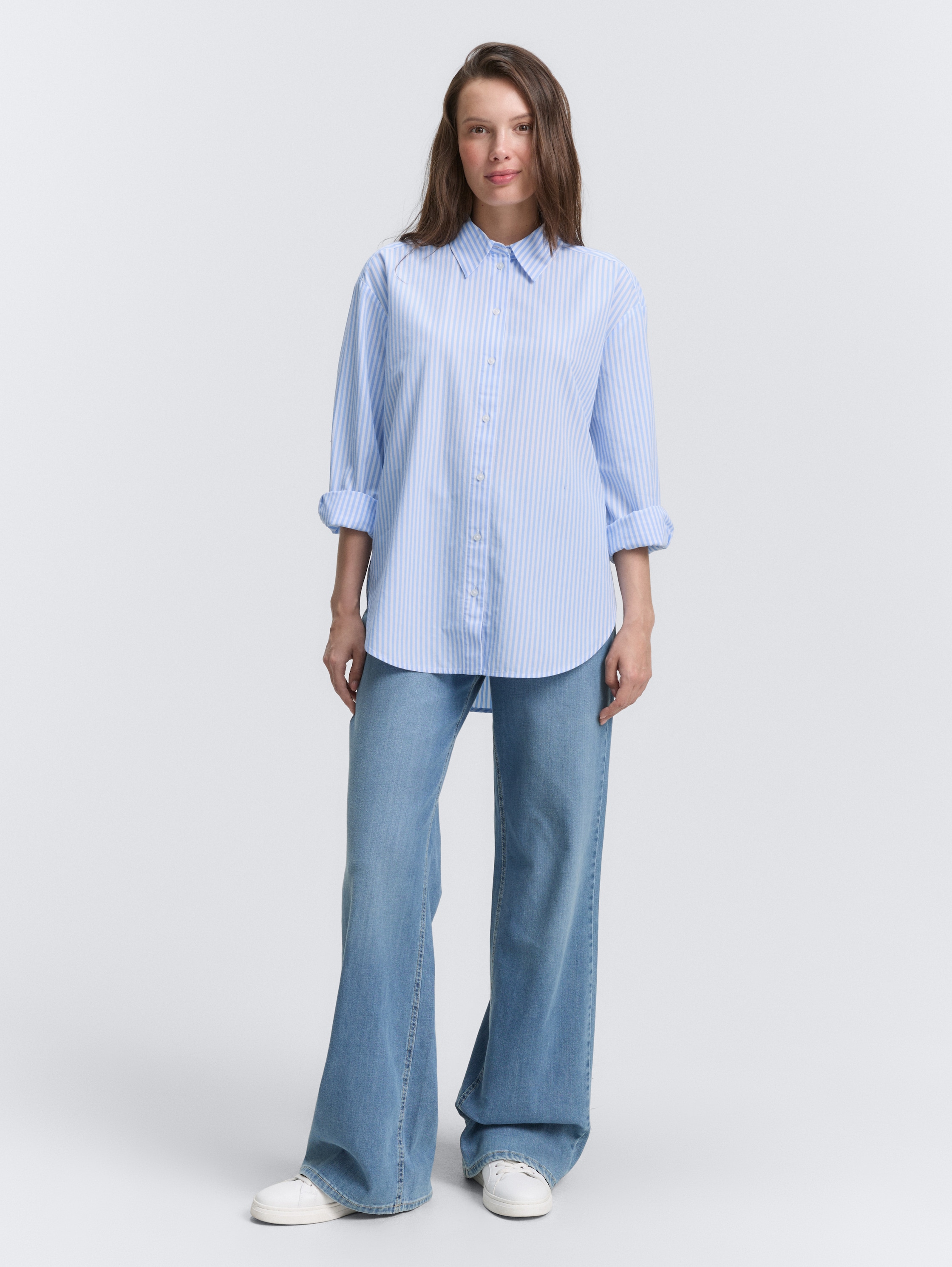 Losvallende popeline overhemdblouse - dreamy blue white small stripe - Model vooraanzicht