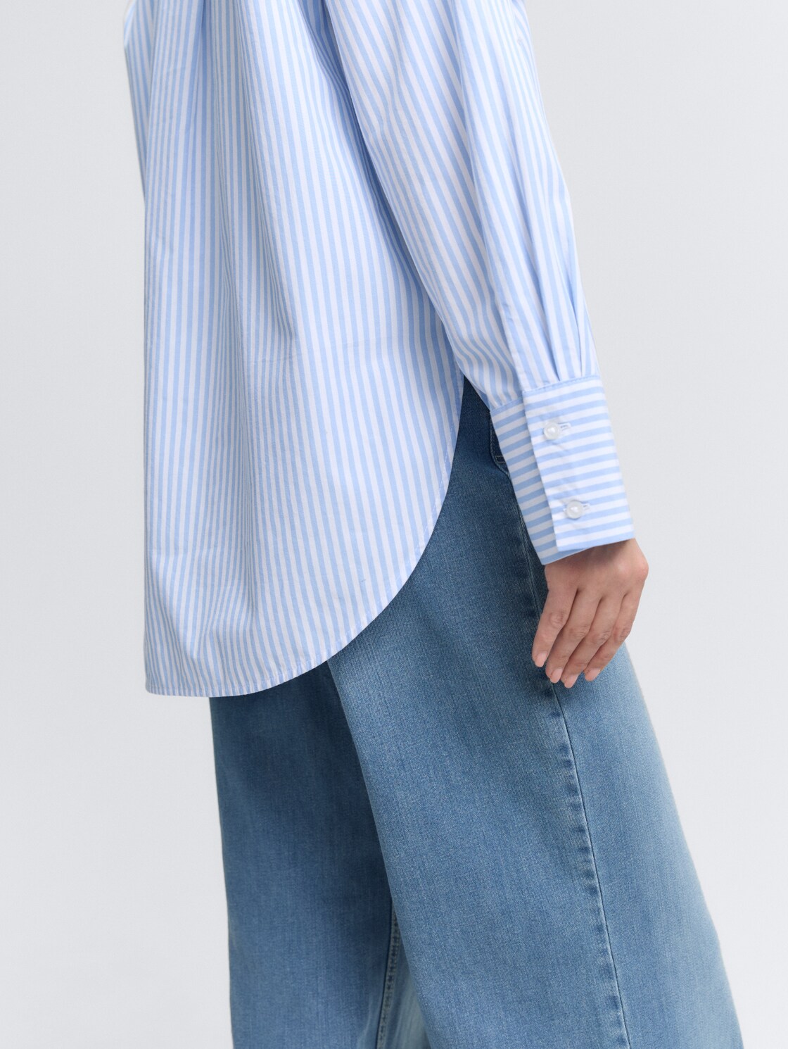Loose Fit Popeline Hemdbluse - dreamy blue white small stripe - Detail-Model-Ansicht