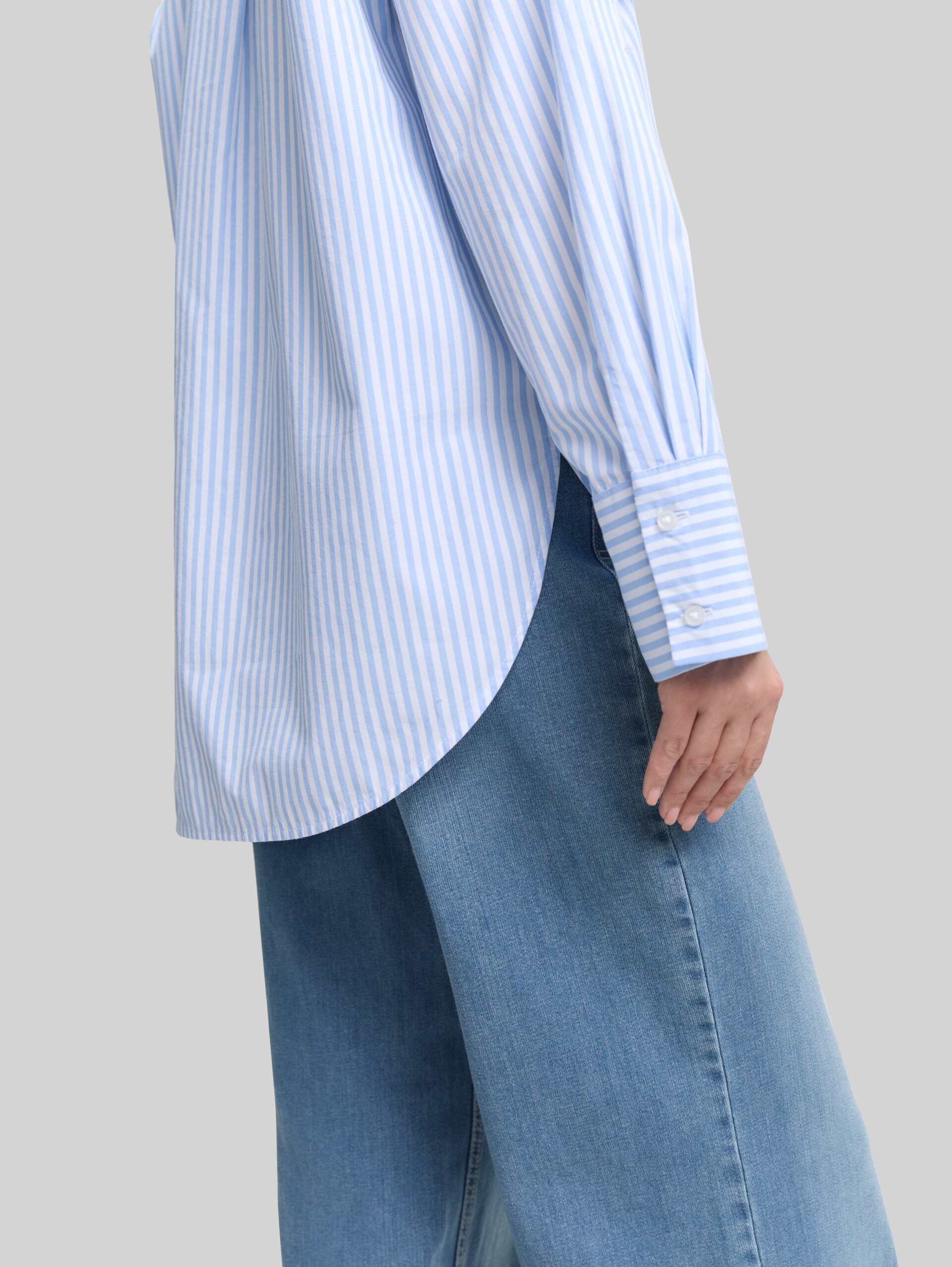 Loose fit poplin shirt blouse - dreamy blue white small stripe - Detail model view