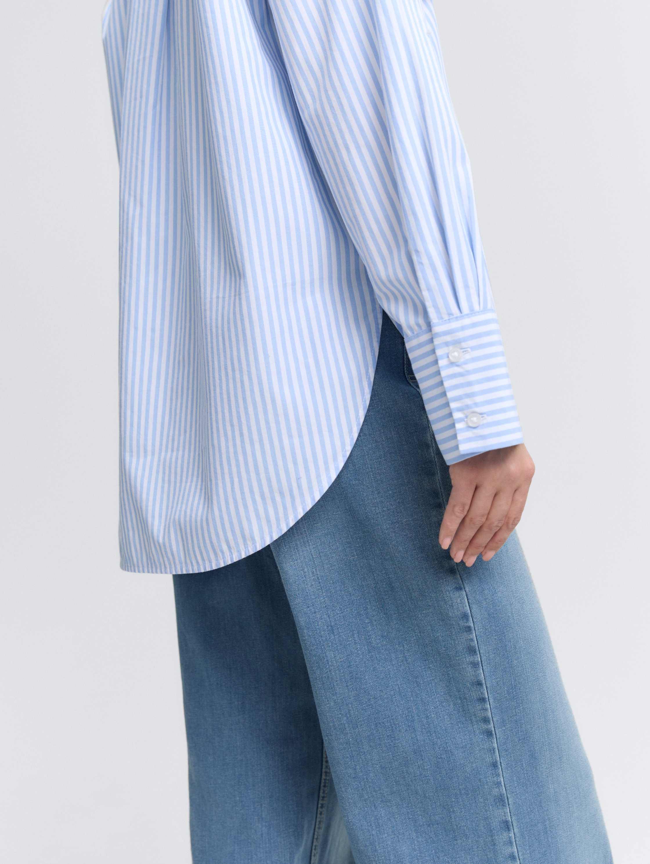 Losvallende popeline overhemdblouse - dreamy blue white small stripe - Detailaanzicht model