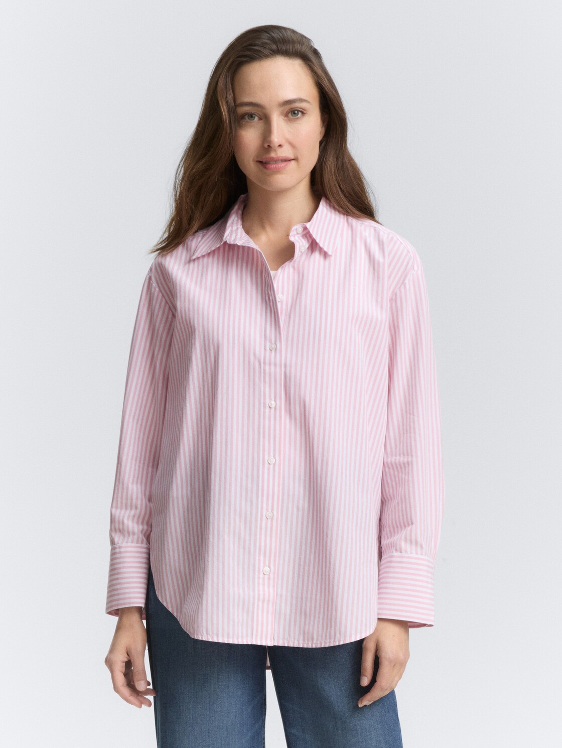 Loose Fit Popeline Hemdbluse - mid pink white small stripe - Ausschnitt Model-Vorderansicht