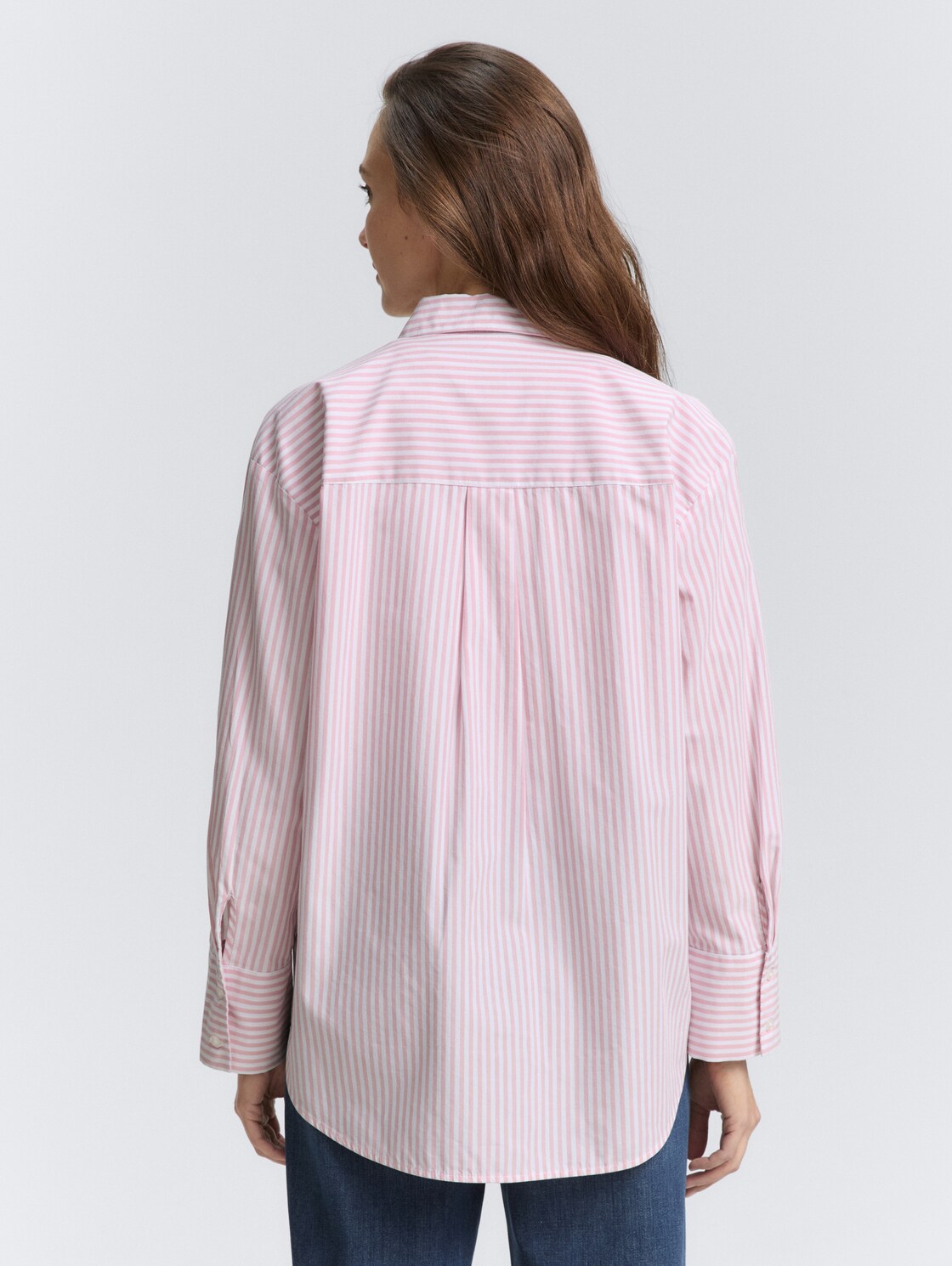 Loose Fit Popeline Hemdbluse - mid pink white small stripe - Auschnitt Model-Rückansicht