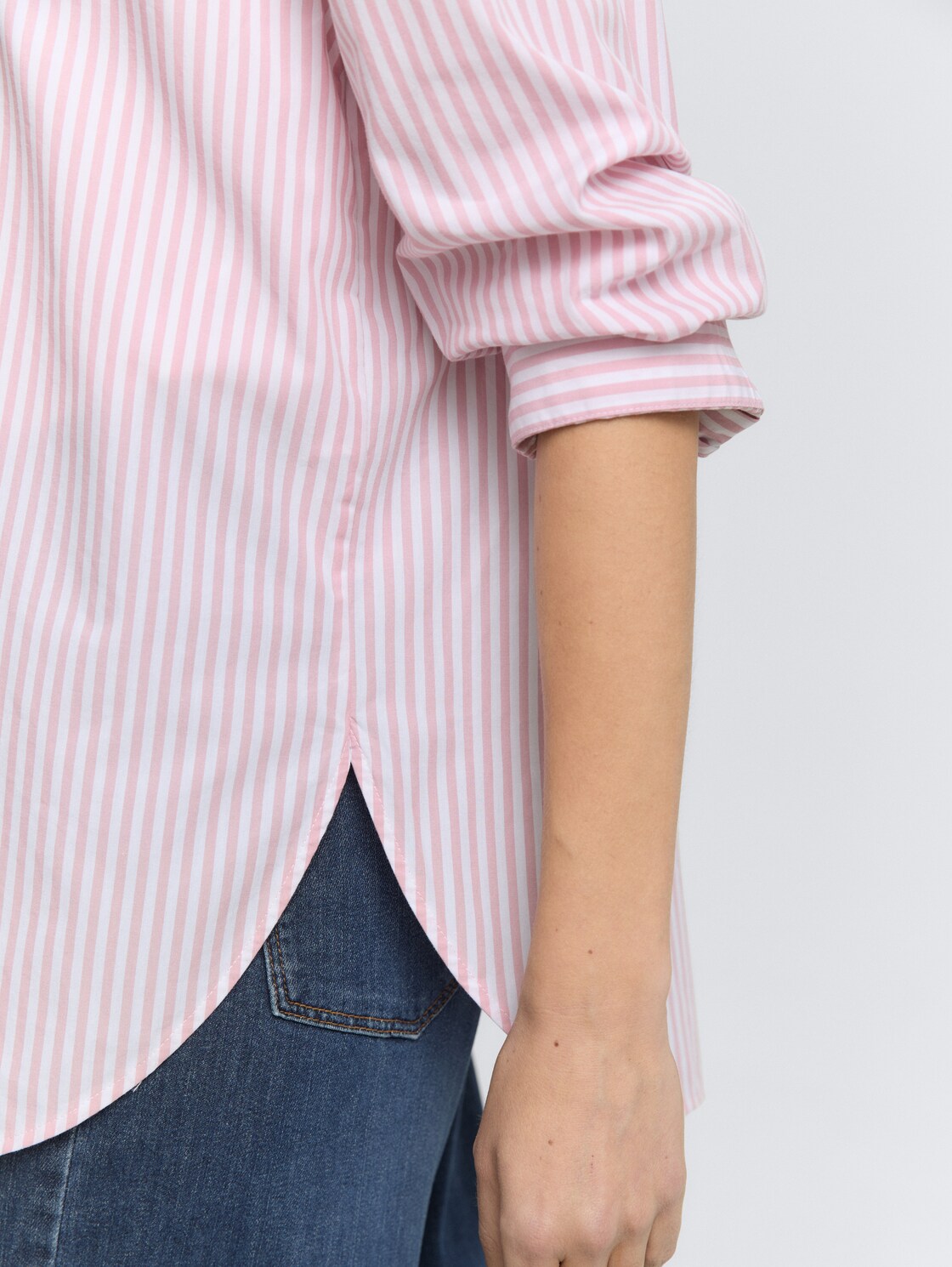 Loose Fit Popeline Hemdbluse - mid pink white small stripe - Detail-Model-Ansicht