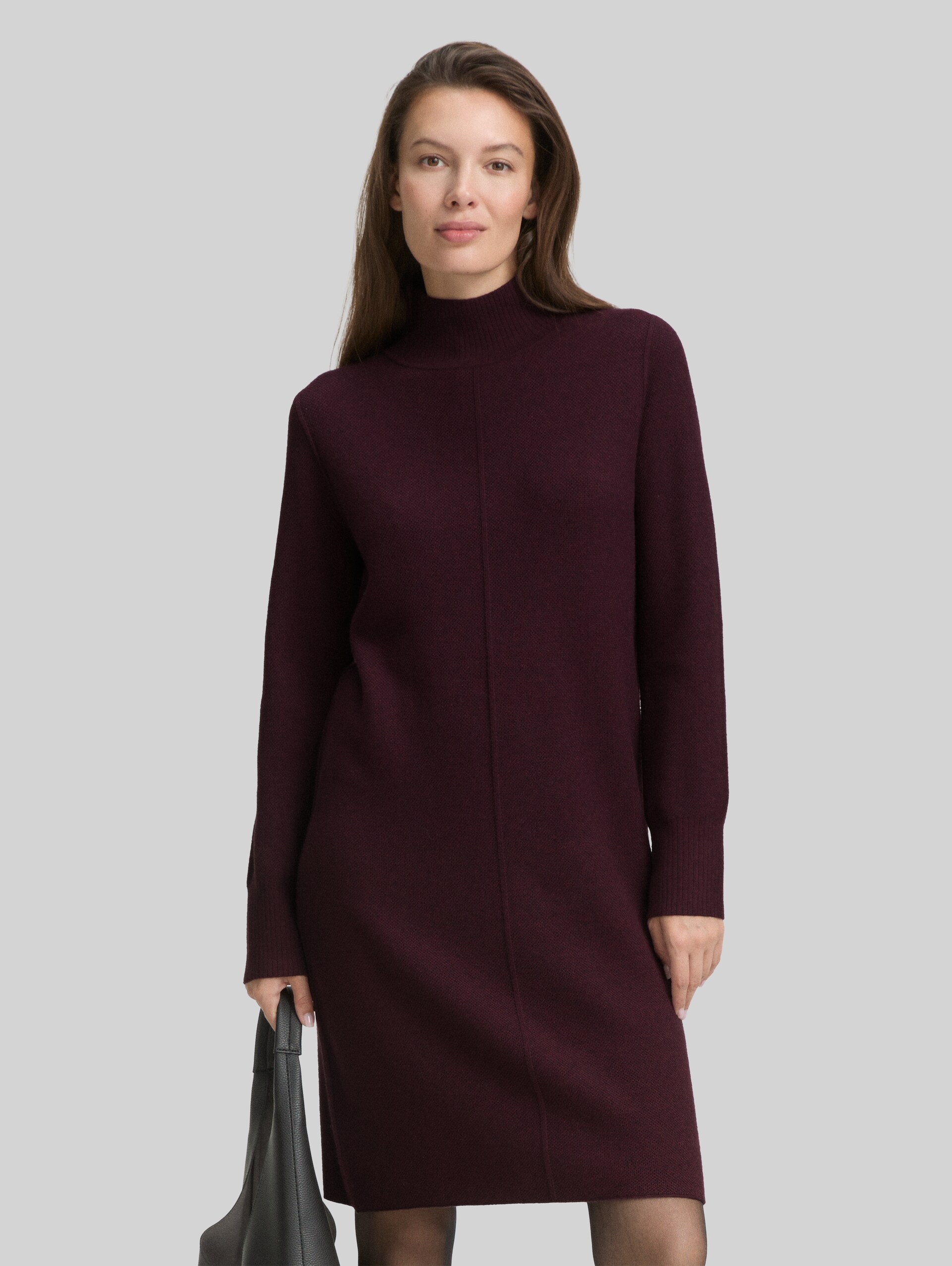 Strickkleid mit Stehkragen - Dark Red Mélange - Model-Vorderansicht