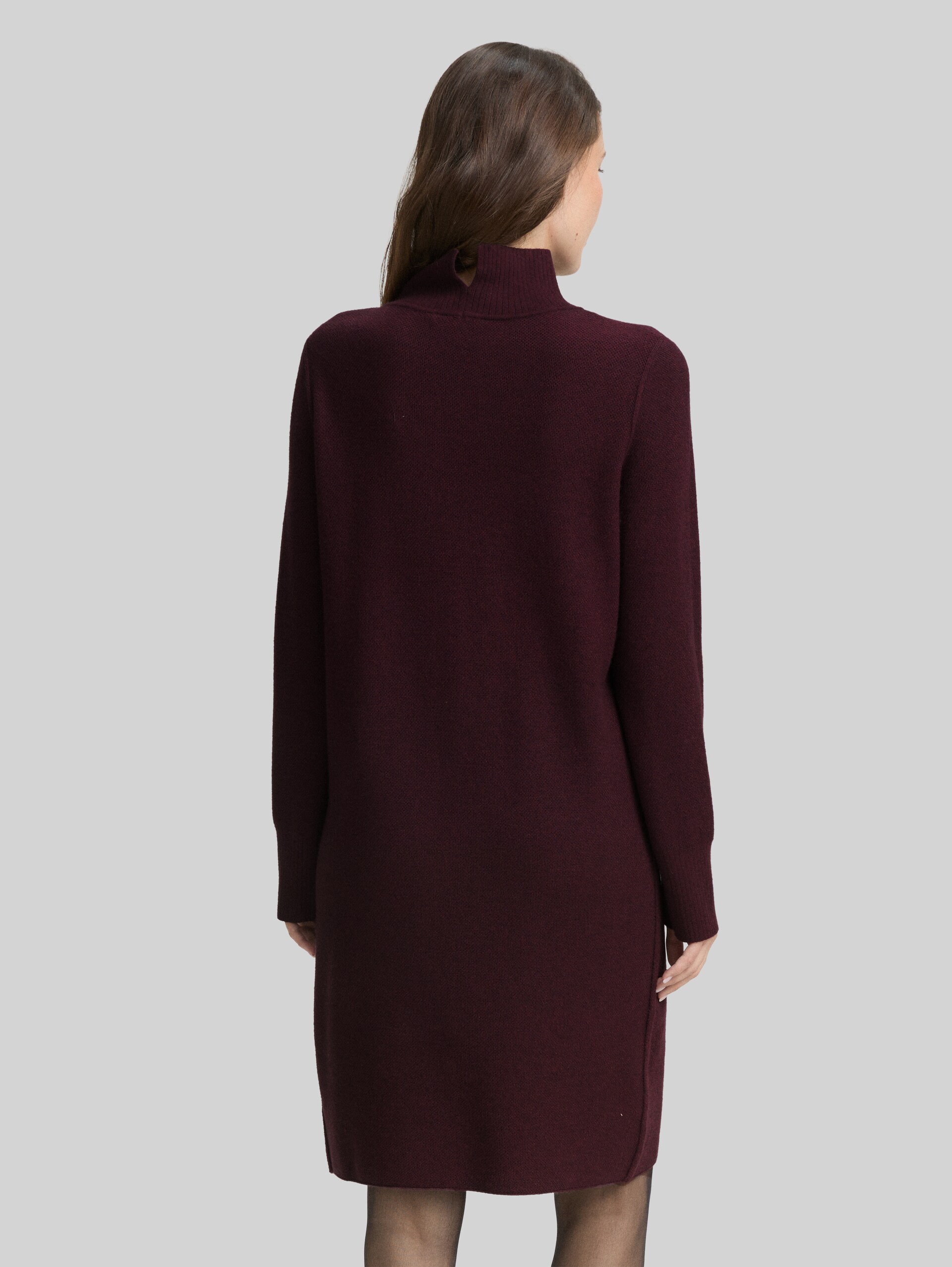Strickkleid mit Stehkragen - Dark Red Mélange - Model-Rückansicht