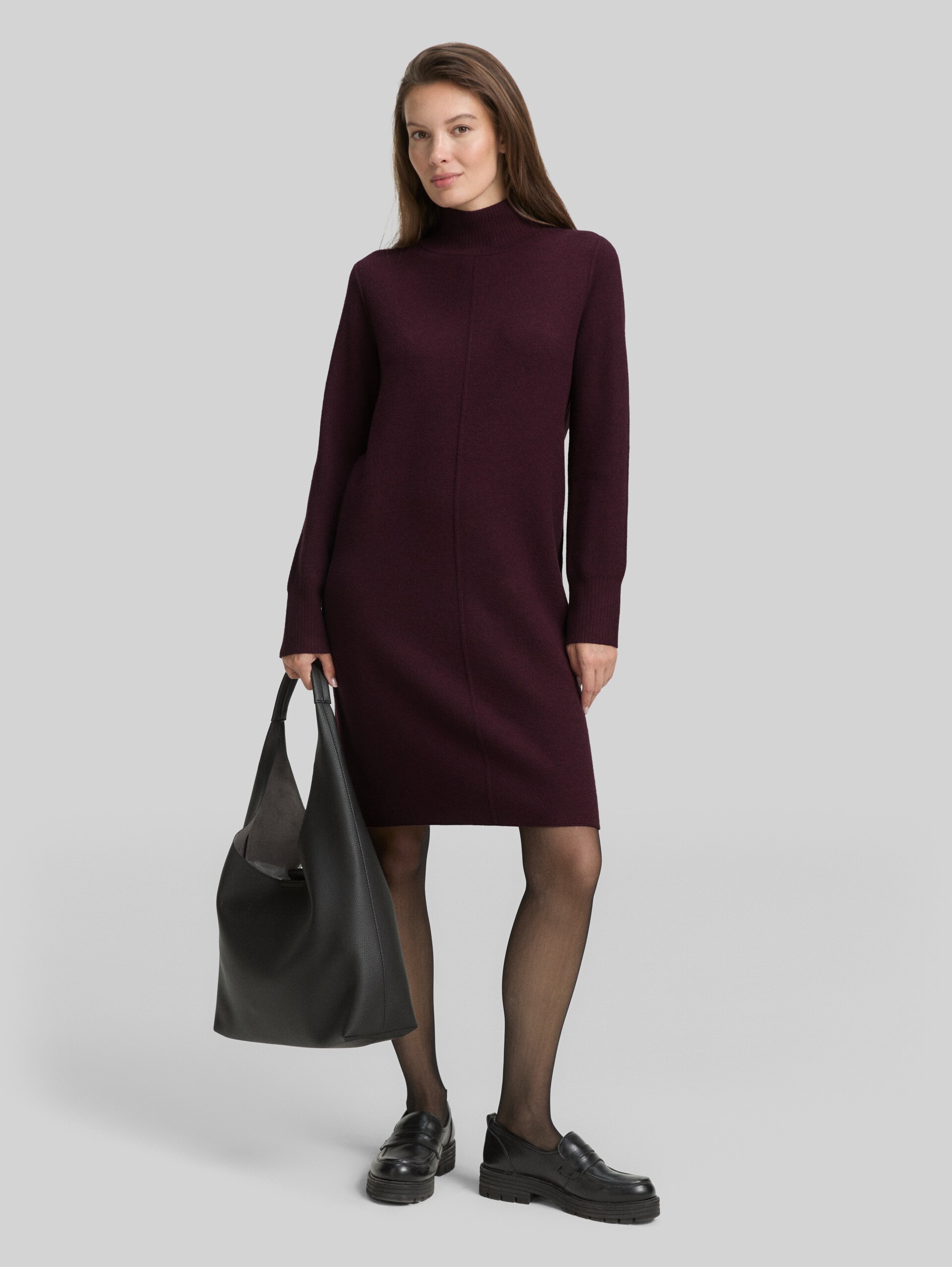 Strickkleid mit Stehkragen - Dark Red Mélange - seitliche Model-Ansicht