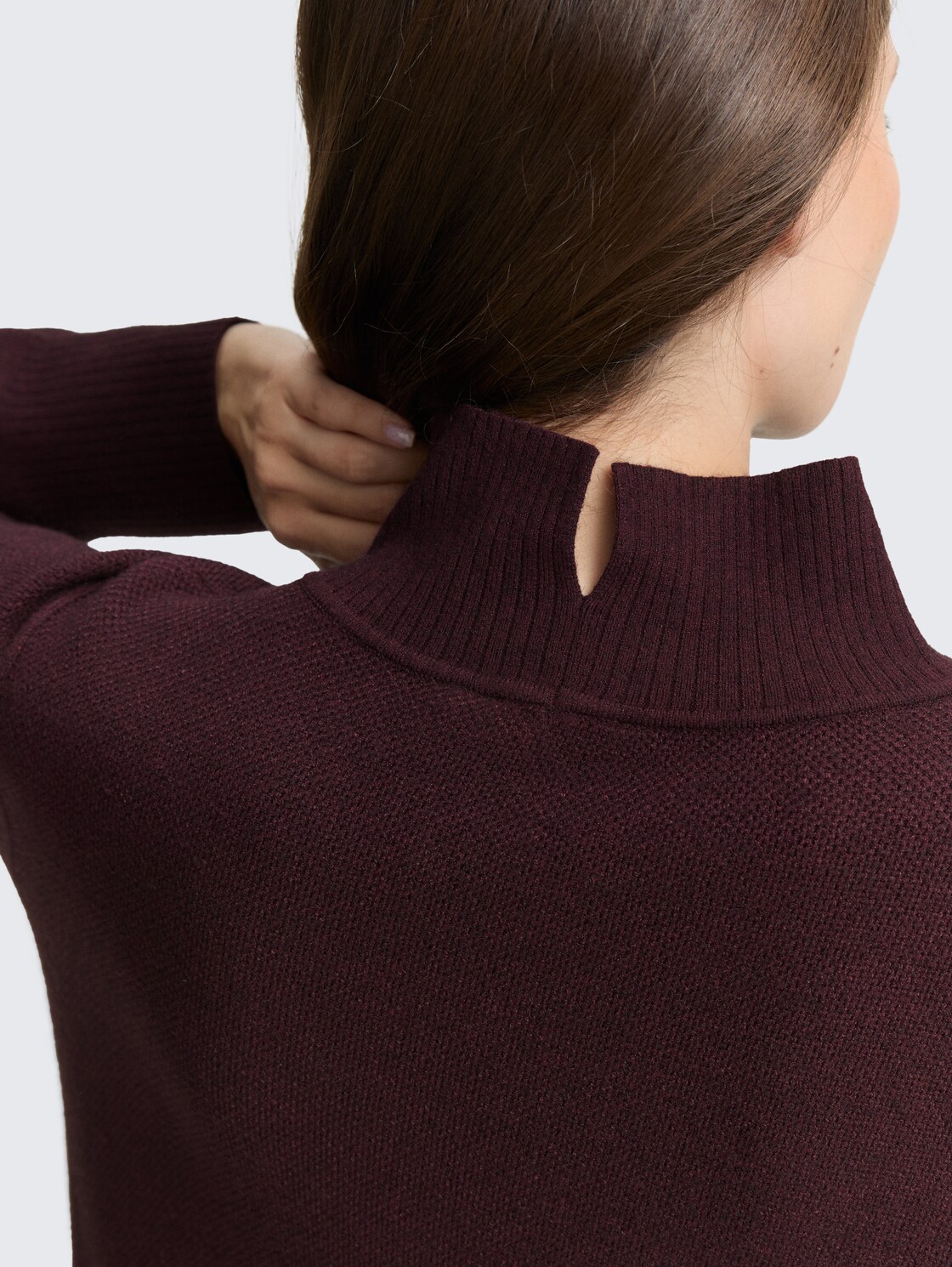 Strickkleid mit Stehkragen - Dark Red Mélange - Detail-Model-Ansicht