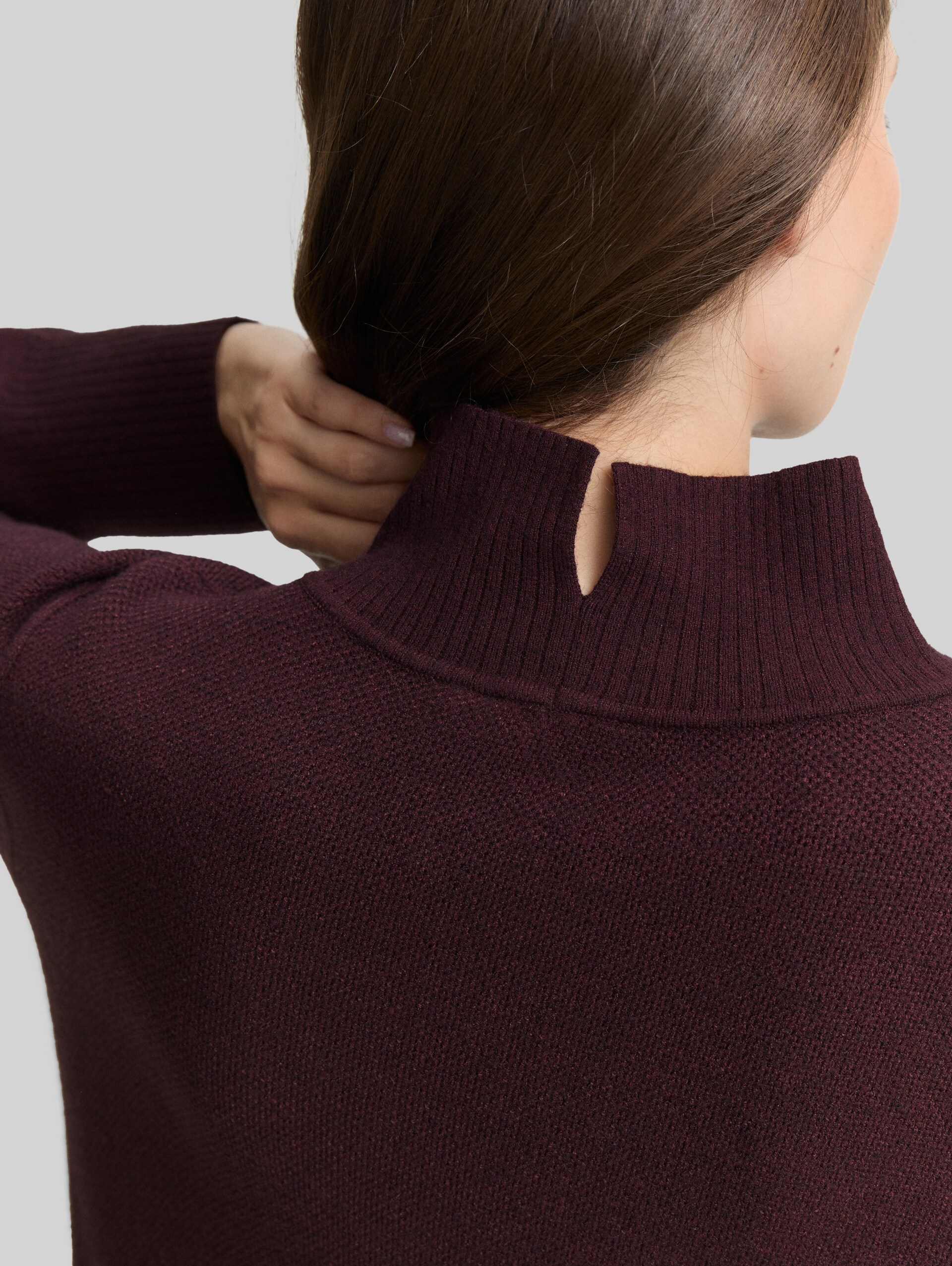 Strickkleid mit Stehkragen - Dark Red Mélange - Detail-Model-Ansicht