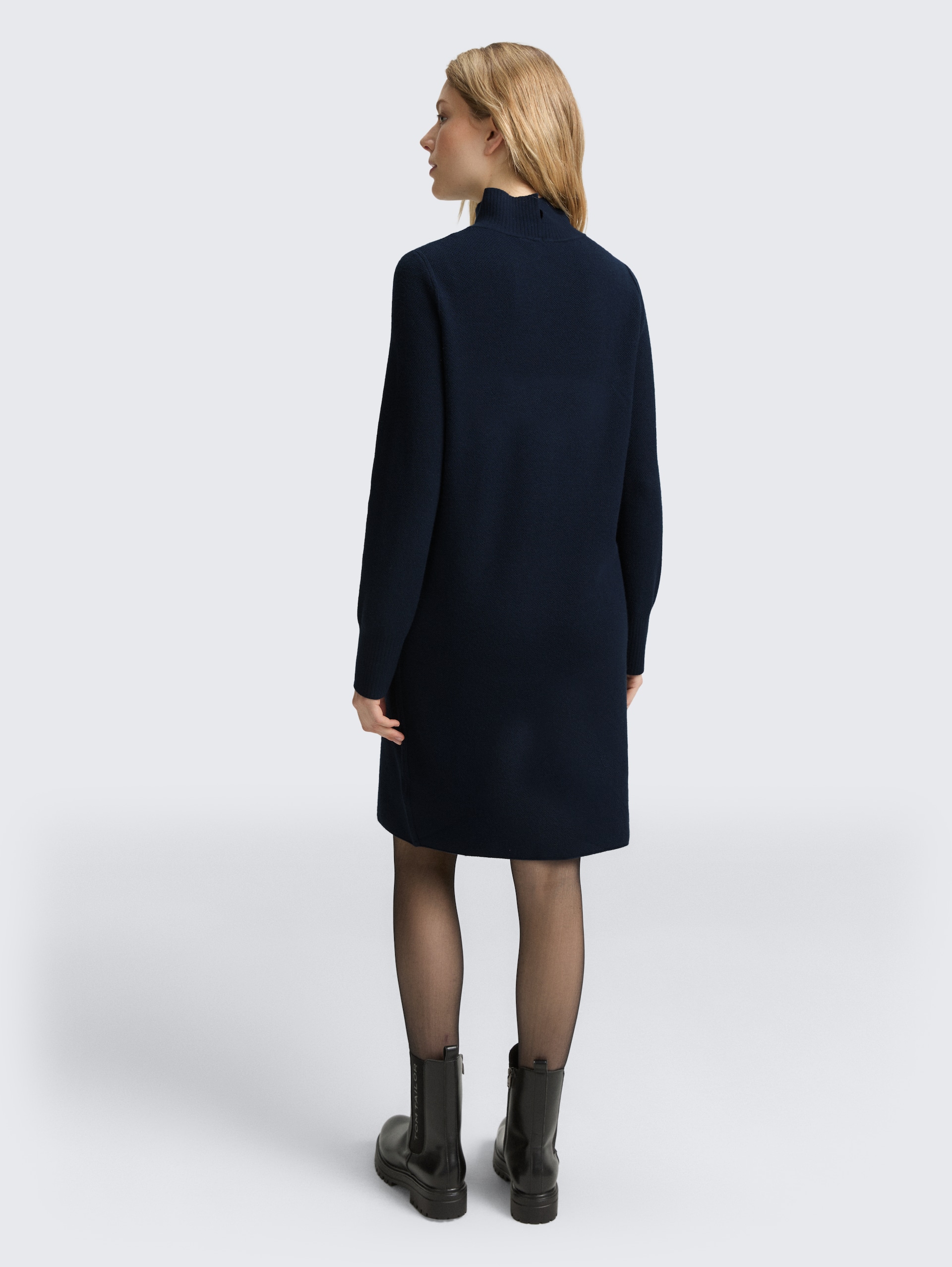Strickkleid mit Stehkragen - Lunar Eclipse - Model-Rückansicht