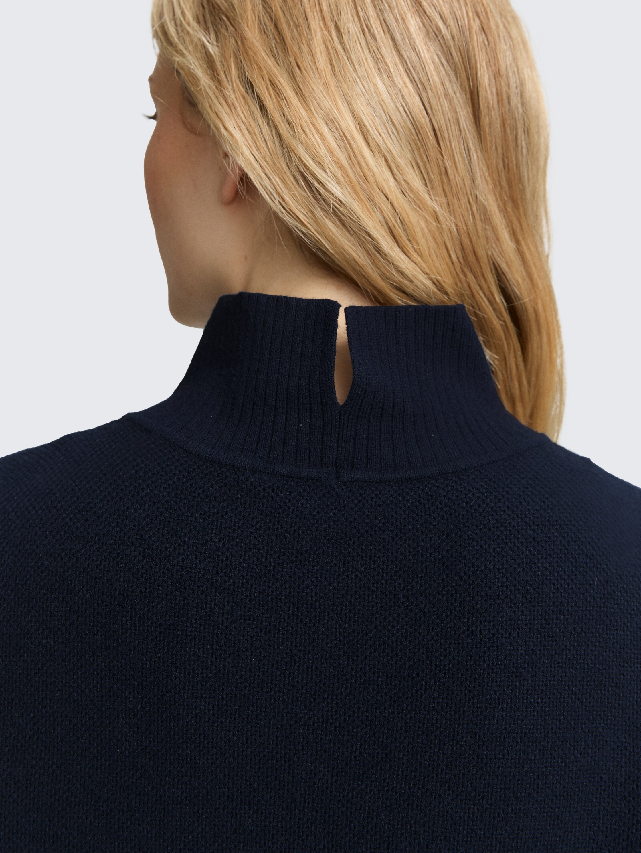 Gebreide jurk met opstaande kraag - Lunar Eclipse - Detailaanzicht model