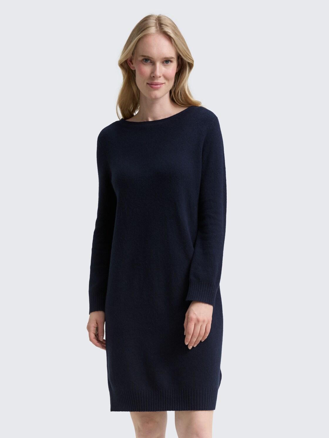 Strickkleid mit U-Boot-Ausschnitt - Lunar Eclipse - Model-Vorderansicht