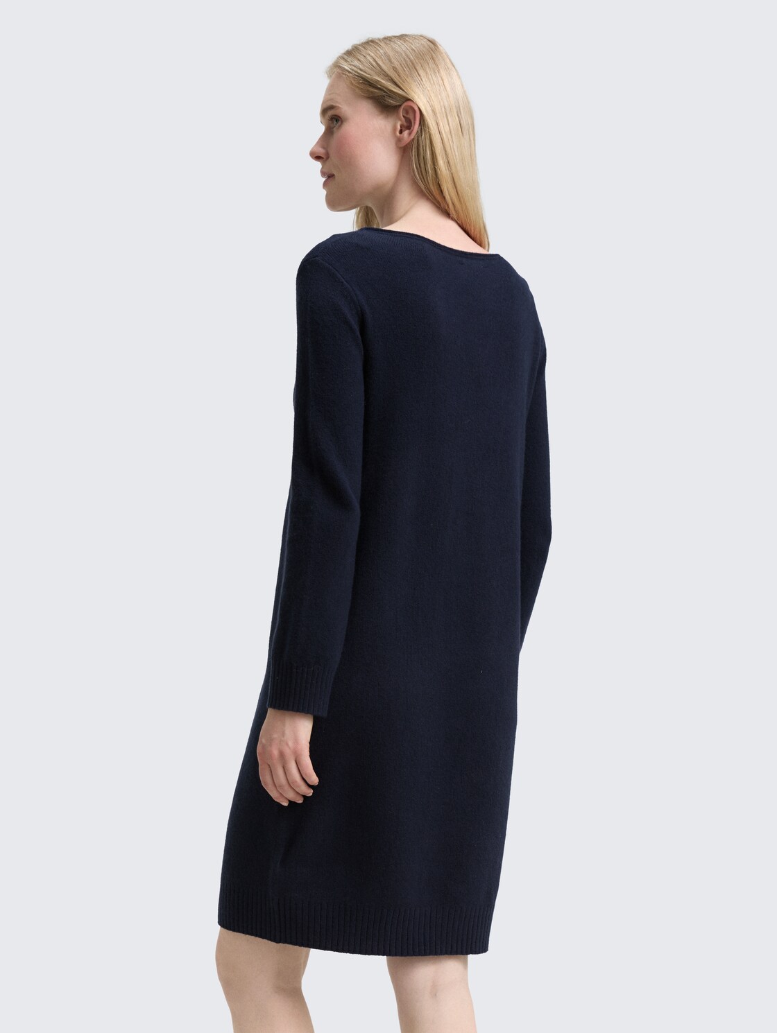 Strickkleid mit U-Boot-Ausschnitt - Lunar Eclipse - Model-Rückansicht