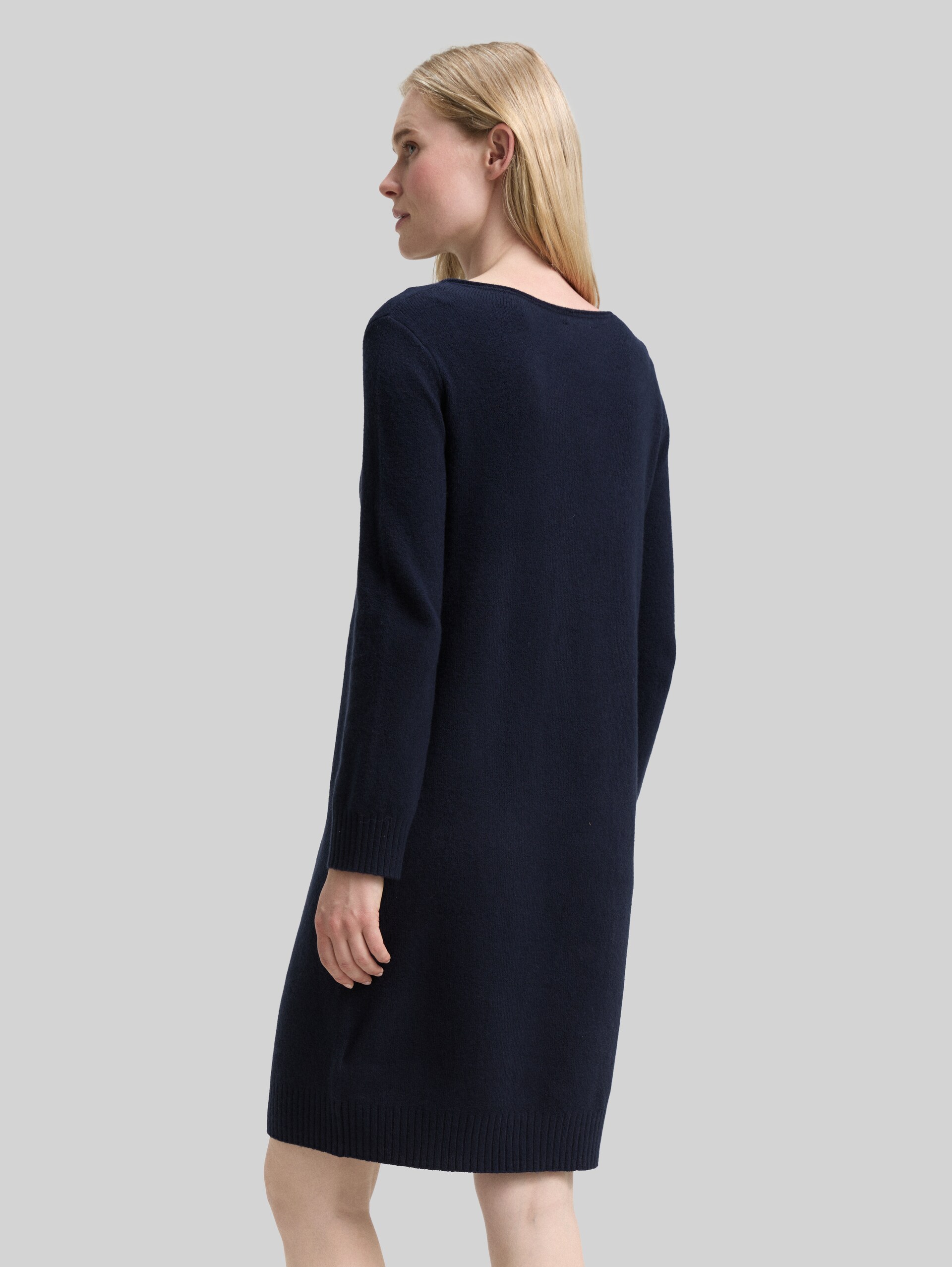 Knitted dress with a submarine neckline - Lunar Eclipse - Model-back view