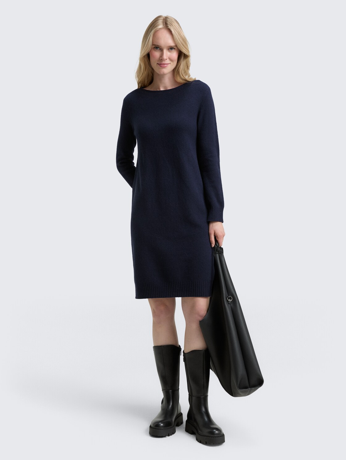 Strickkleid mit U-Boot-Ausschnitt - Lunar Eclipse - seitliche Model-Ansicht