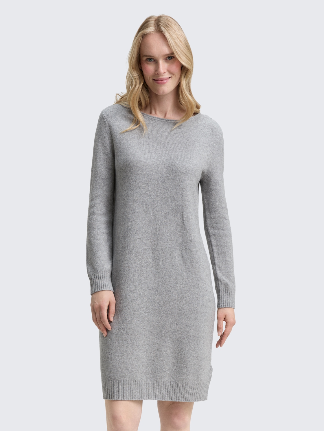 Strickkleid mit U-Boot-Ausschnitt - medium silver grey melange - Model-Vorderansicht