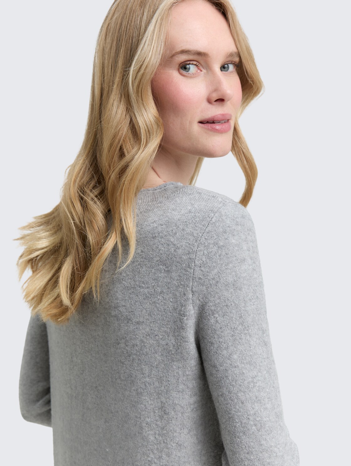 Strickkleid mit U-Boot-Ausschnitt - medium silver grey melange - Detail-Model-Ansicht