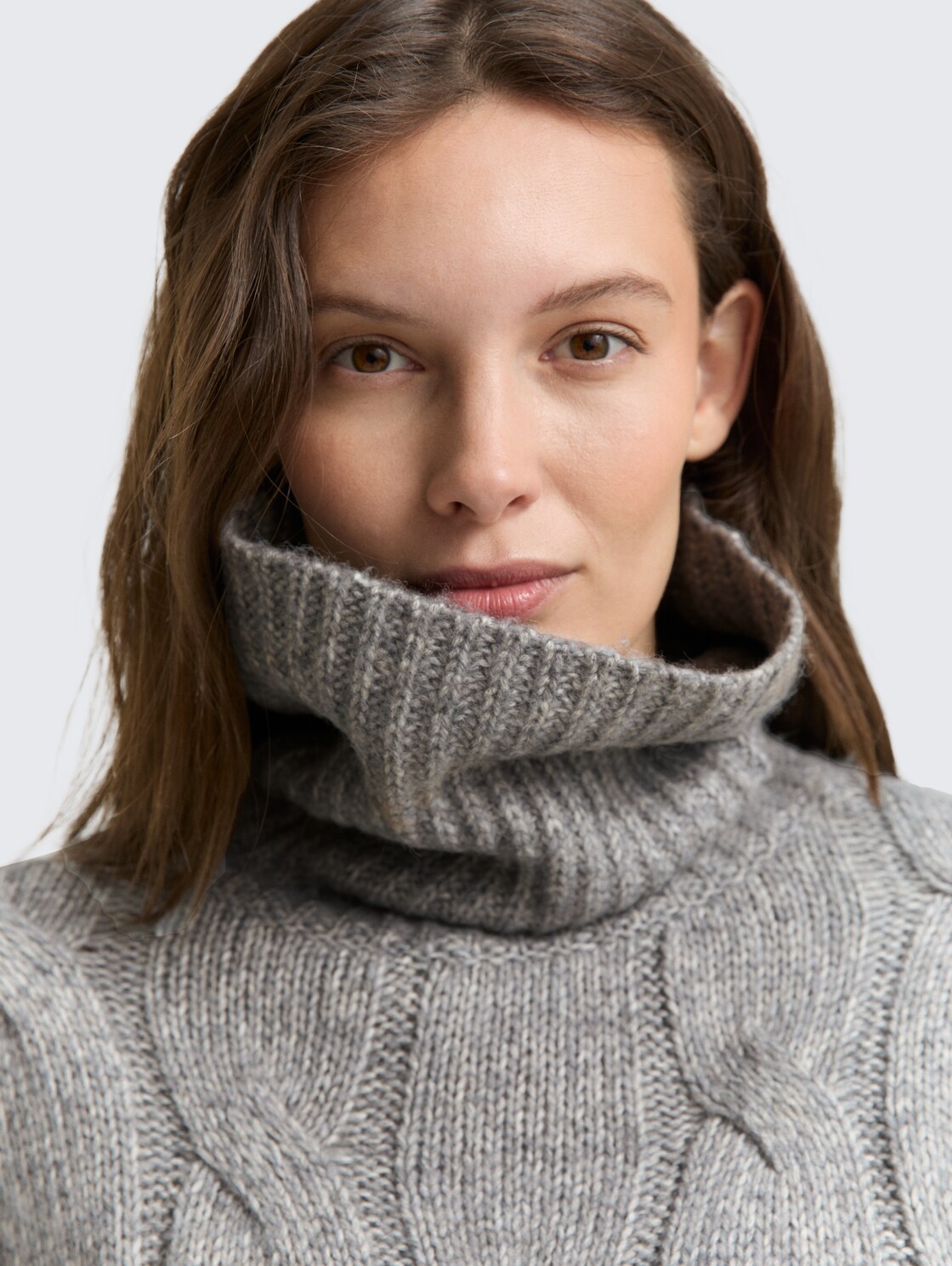 Rollkragenpullover mit Zopfmuster - medium silver grey melange - Detail-Model-Ansicht