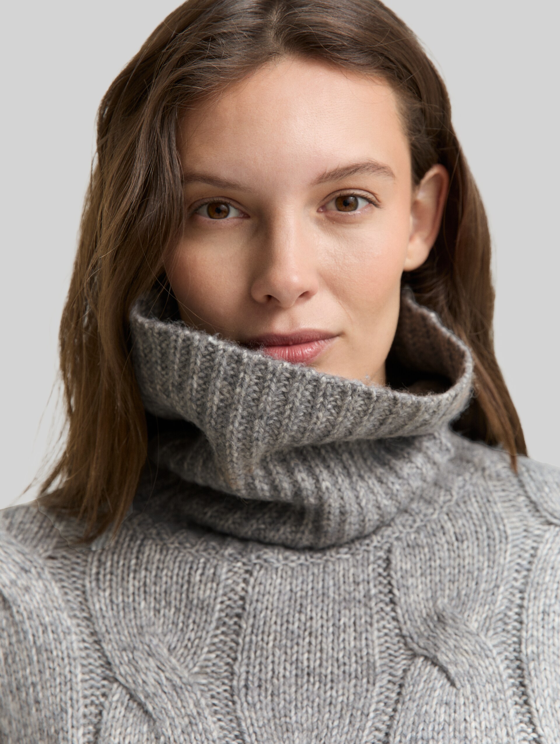 Rollkragenpullover mit Zopfmuster - medium silver grey melange - Detail-Model-Ansicht