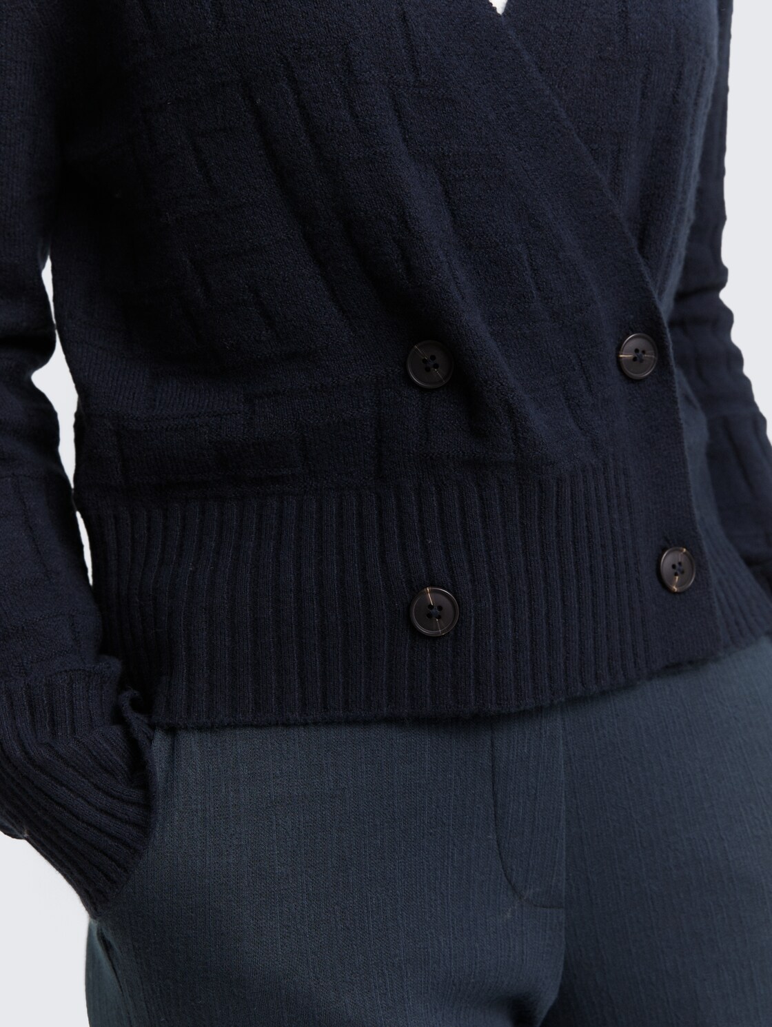 Cardigan in Wickel-Optik - Lunar Eclipse - Detail-Model-Ansicht