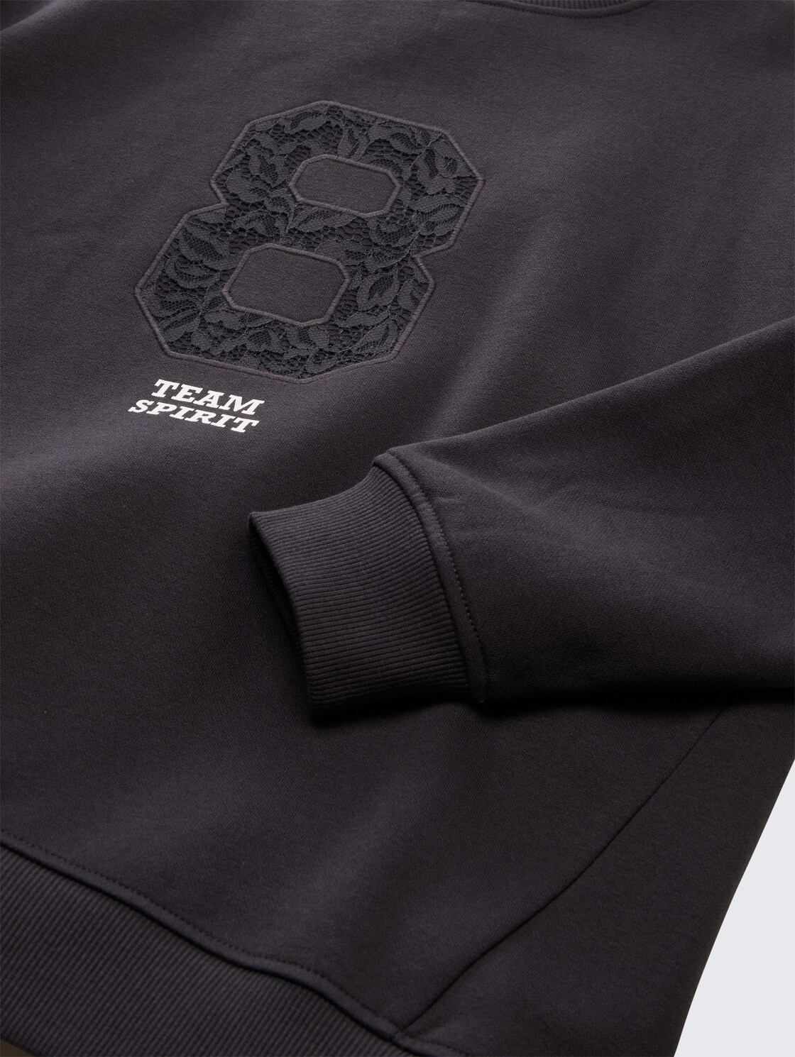 Oversize Sweatshirt mit Applikation - coal grey - Detail-Model-Ansicht