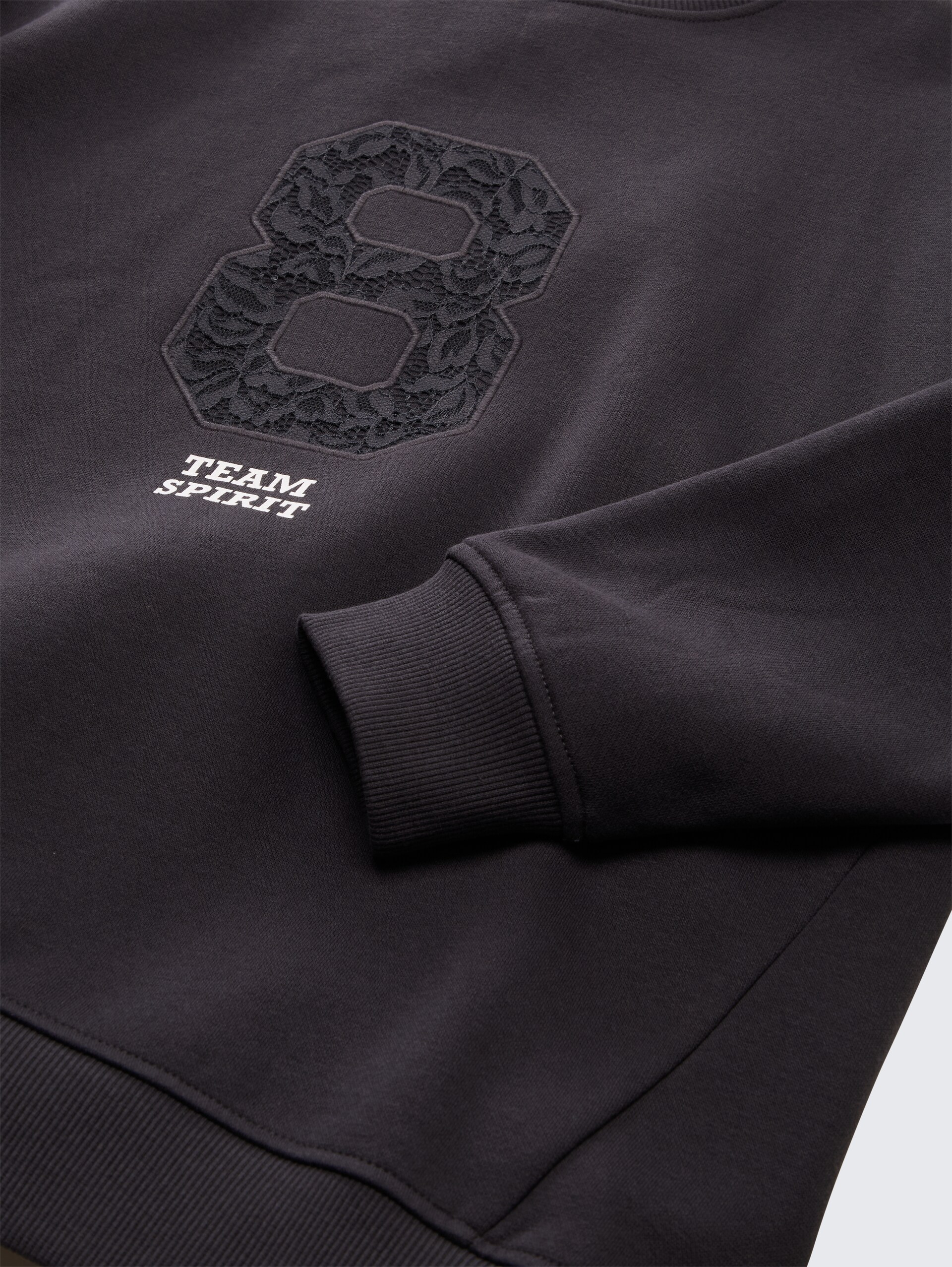 Oversize Sweatshirt mit Applikation - coal grey - Detail-Model-Ansicht