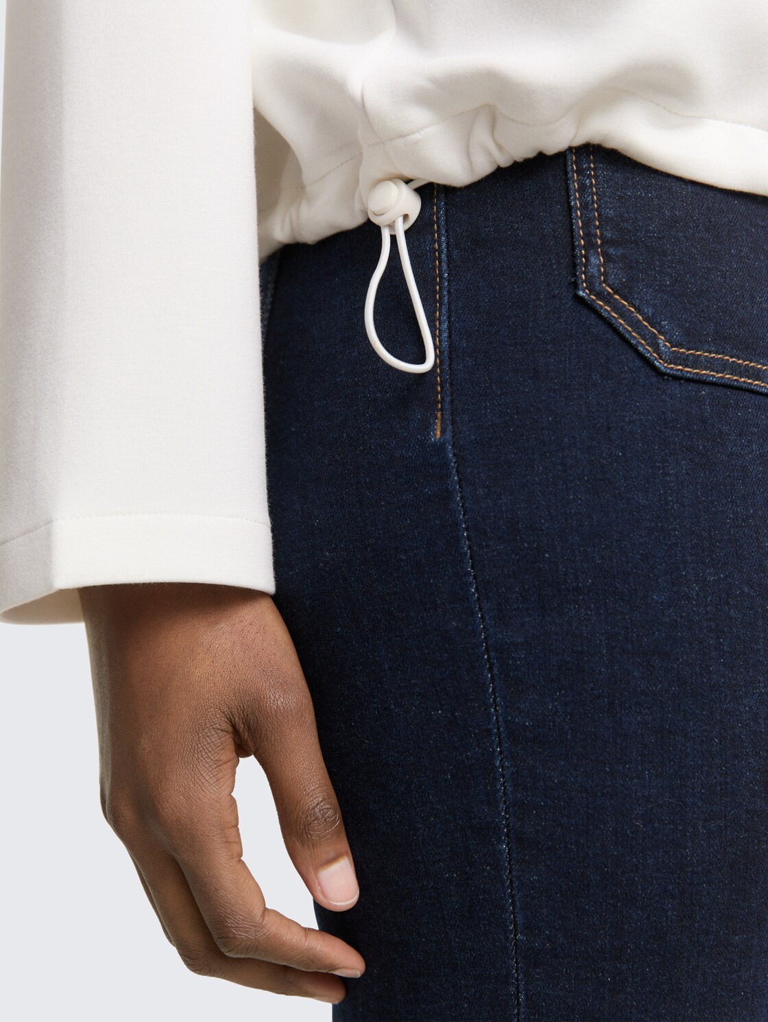 Loose Fit Scuba Hoodie Sweatshirt - Whisper White - Detail-Model-Ansicht