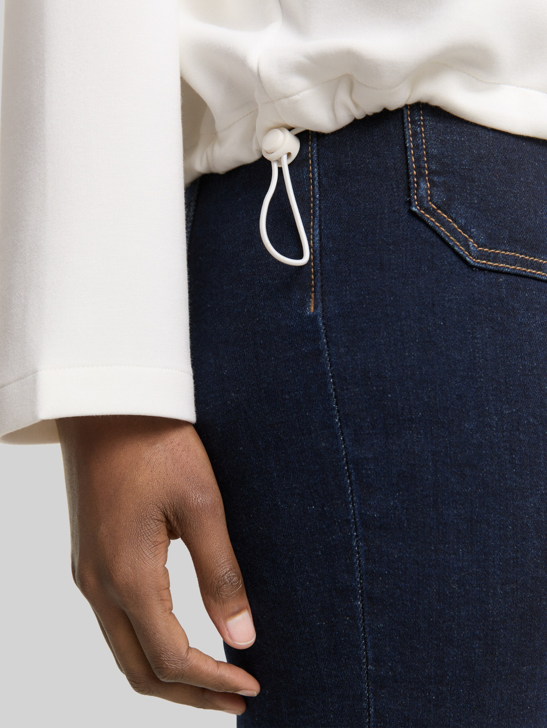 Loose Fit Scuba Hoodie Sweatshirt - Whisper White - Detail-Model-Ansicht