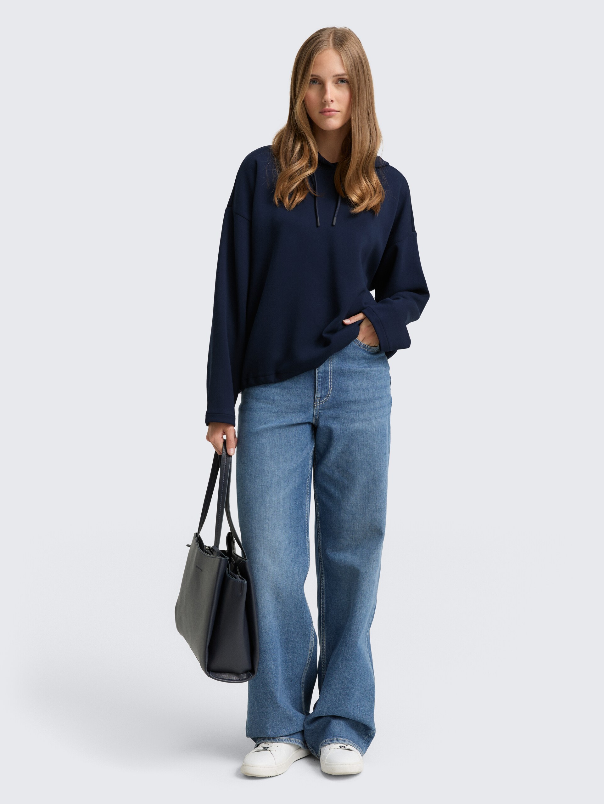 Loose Fit Scuba Hoodie Sweatshirt - sky captain blue - Model-Vorderansicht