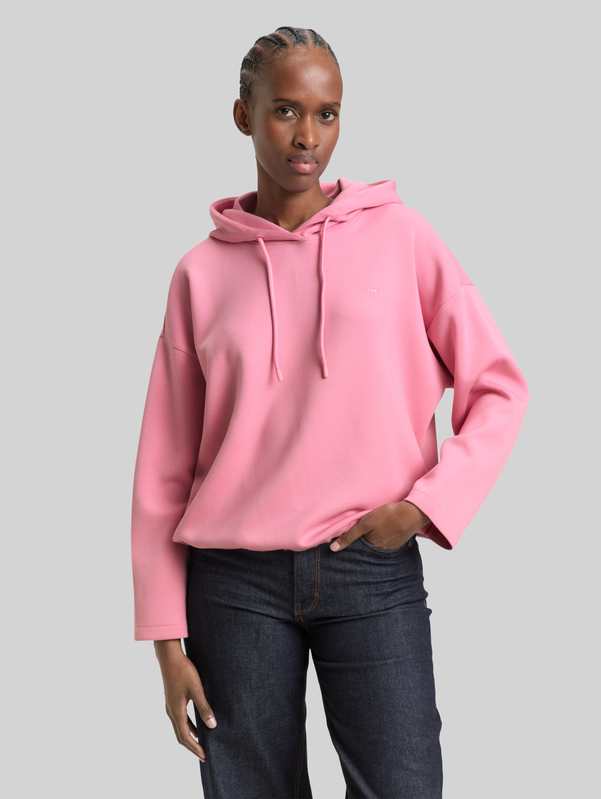 Loose Fit Scuba Hoodie Sweatshirt - Soft Blush Rose - Ausschnitt Model-Vorderansicht