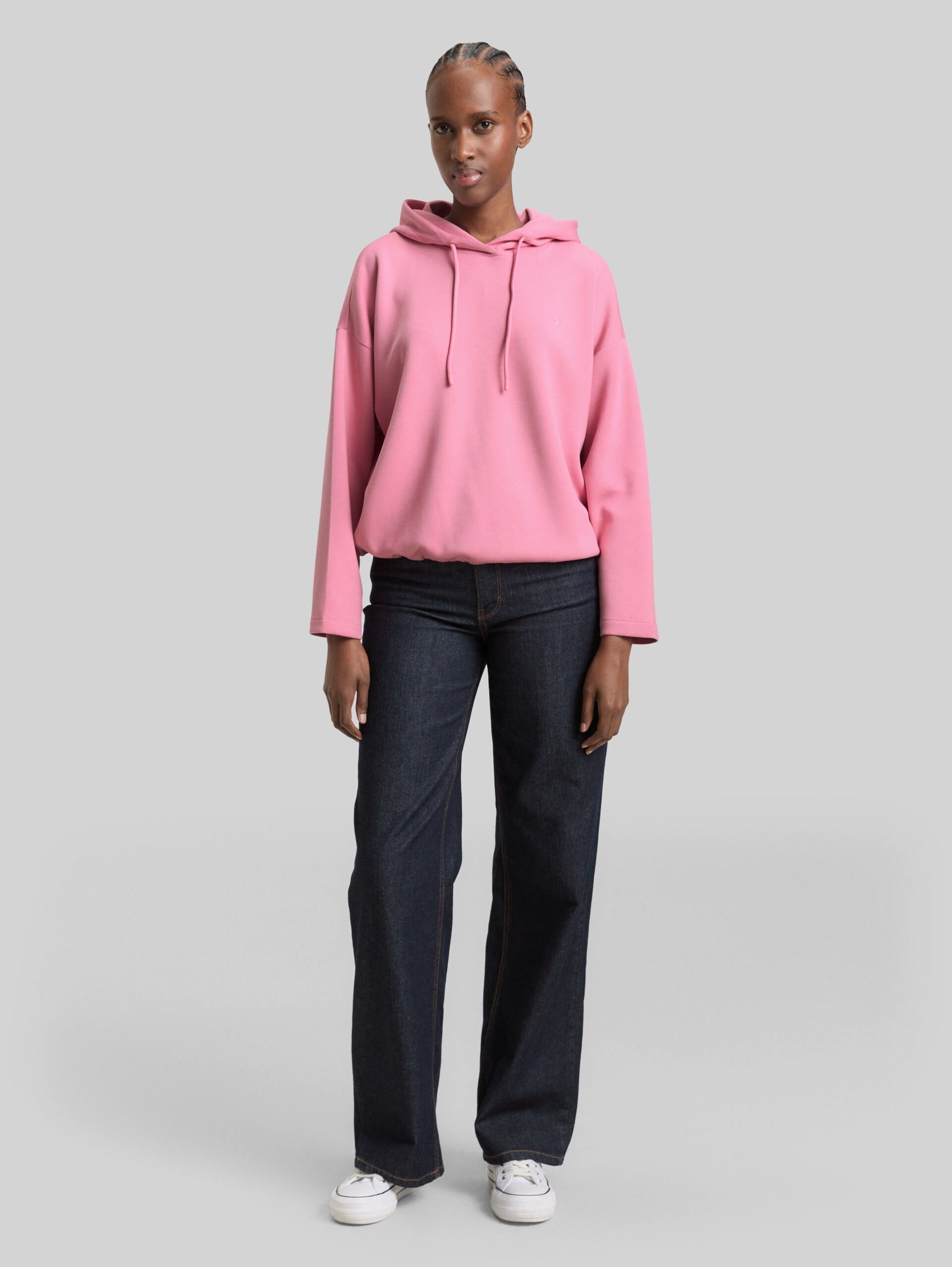 Loose Fit Scuba Hoodie Sweatshirt - Soft Blush Rose - Model-Vorderansicht