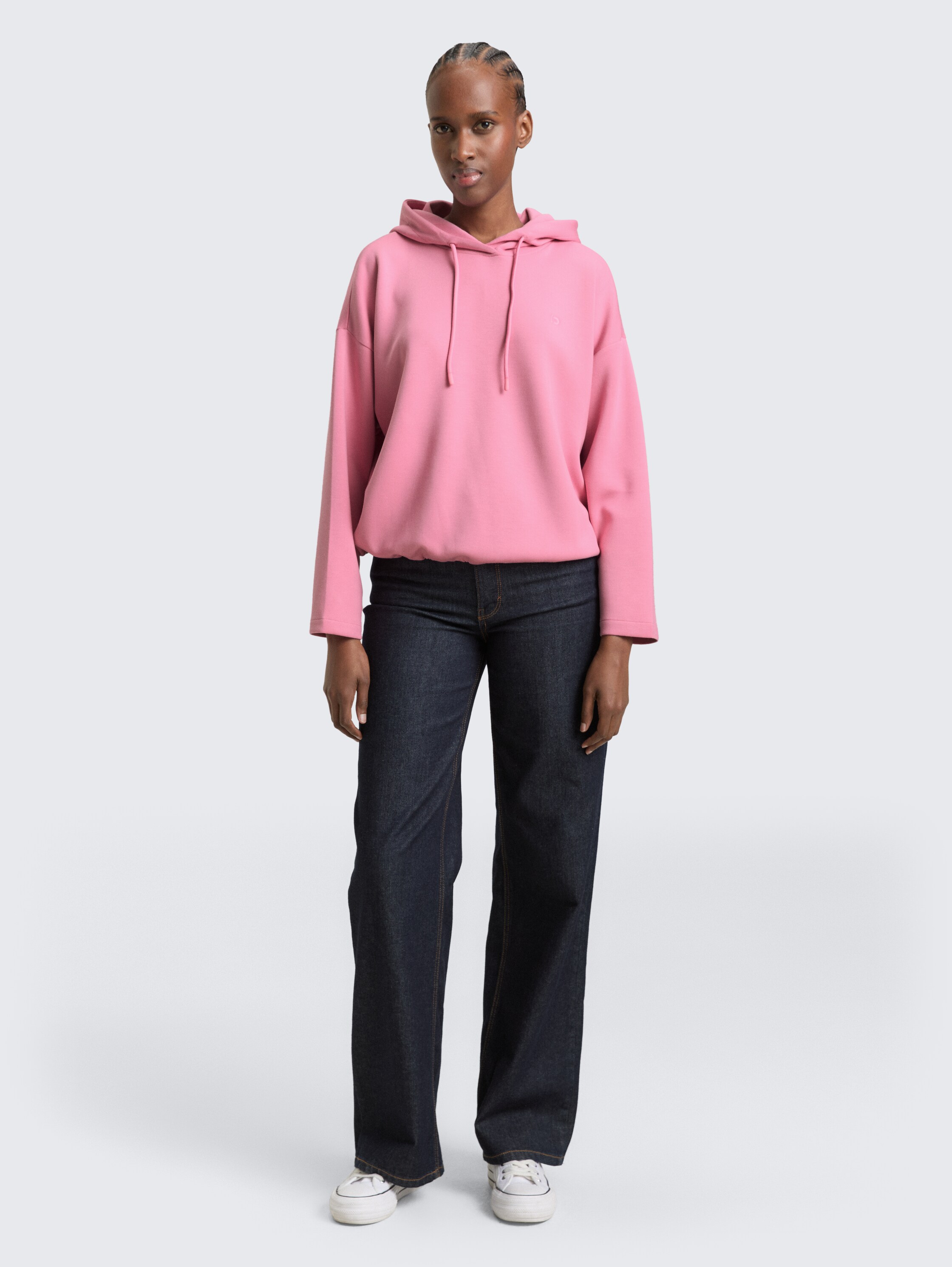 Loose Fit Scuba Hoodie Sweatshirt - Soft Blush Rose - Model-Vorderansicht