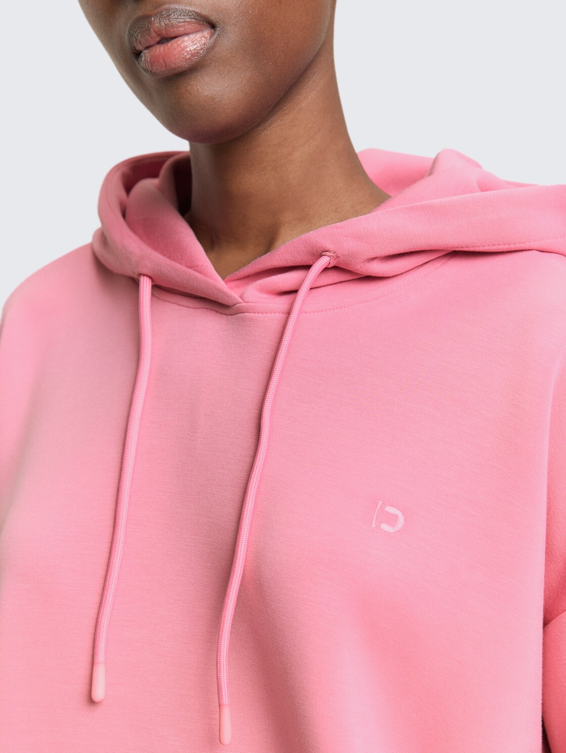 Loose Fit Scuba Hoodie Sweatshirt - Soft Blush Rose - Detail-Model-Ansicht
