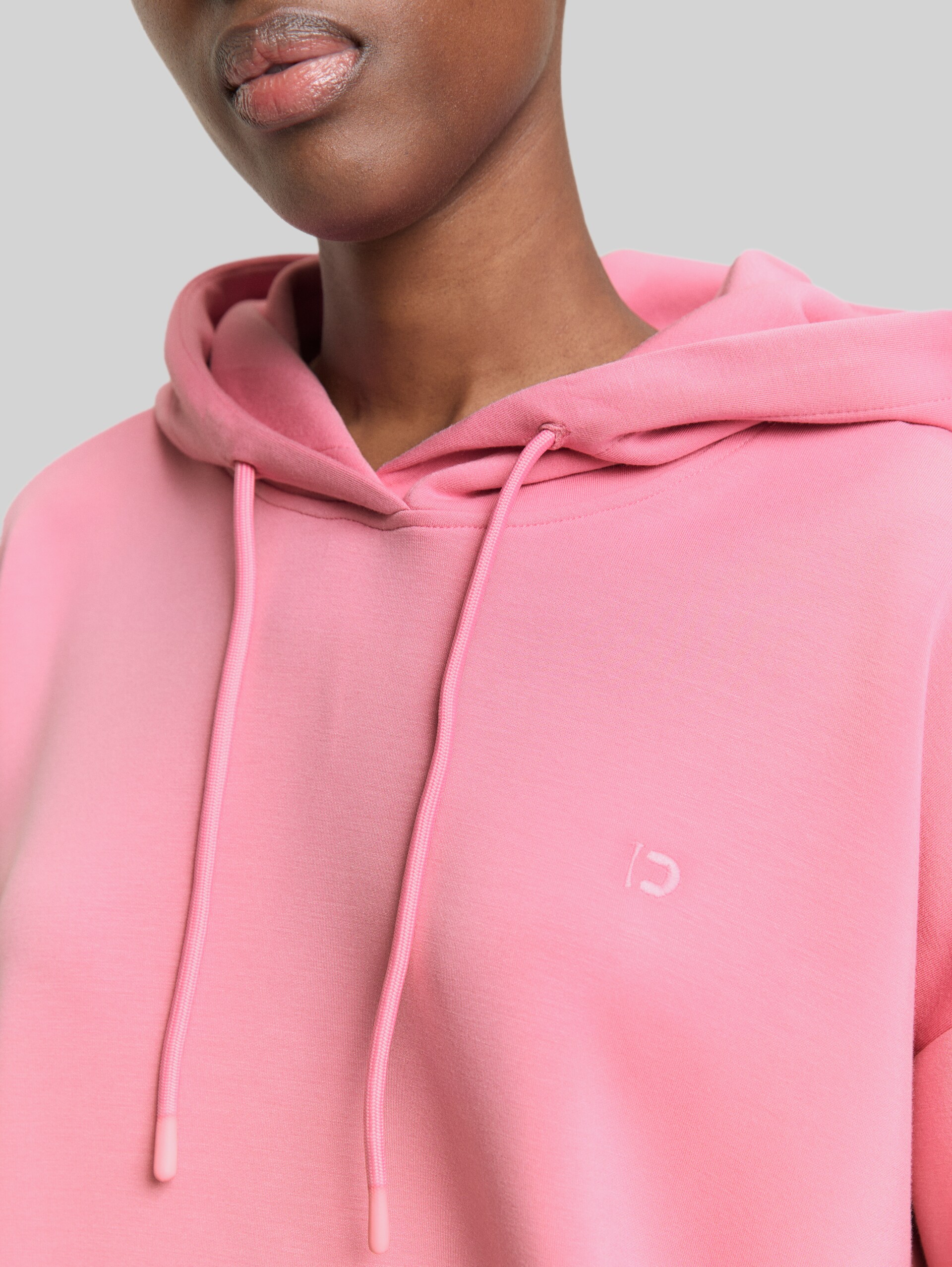 Loose Fit Scuba Hoodie Sweatshirt - Soft Blush Rose - Detail-Model-Ansicht