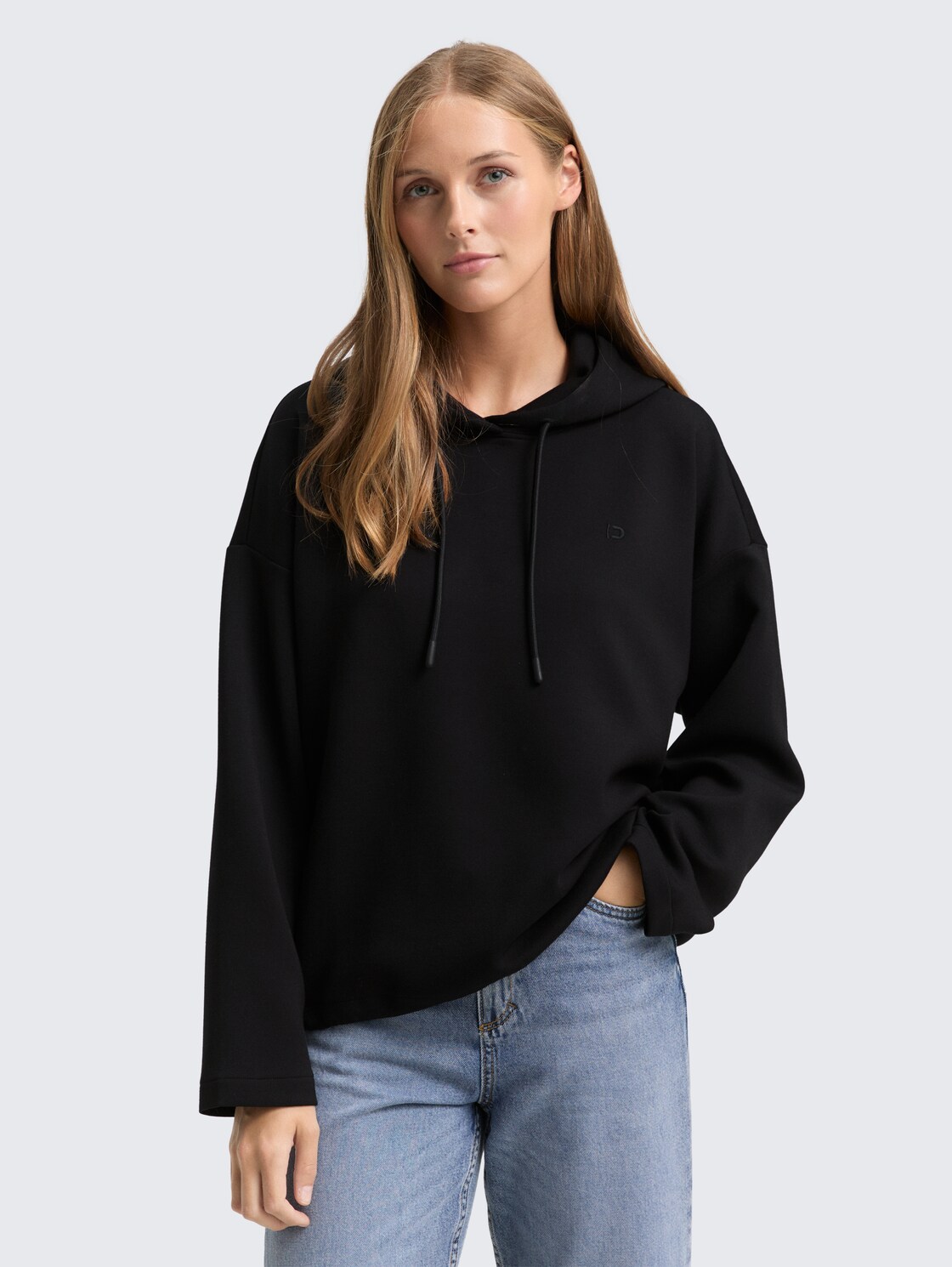 Loose Fit Scuba Hoodie Sweatshirt - deep black - Ausschnitt Model-Vorderansicht